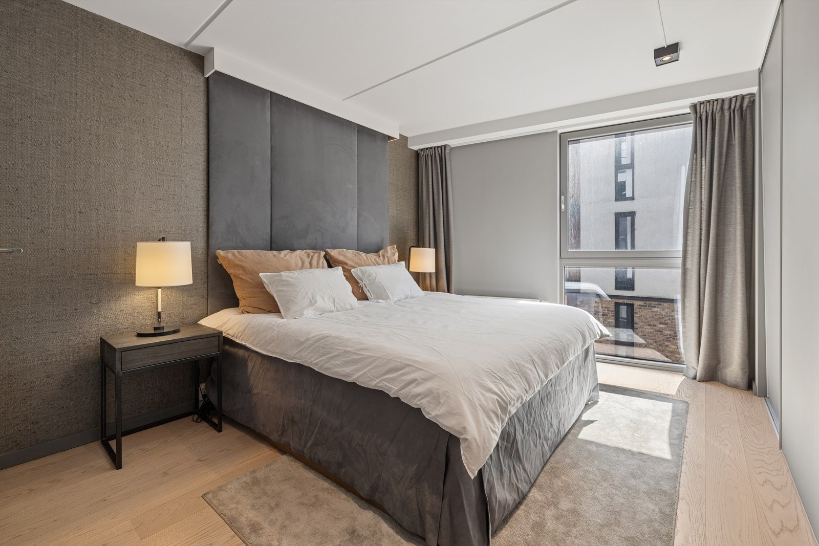 Lunt og delikat hovedsoverom. Designet skaper en deilig hotell-følelse! Galleribilde