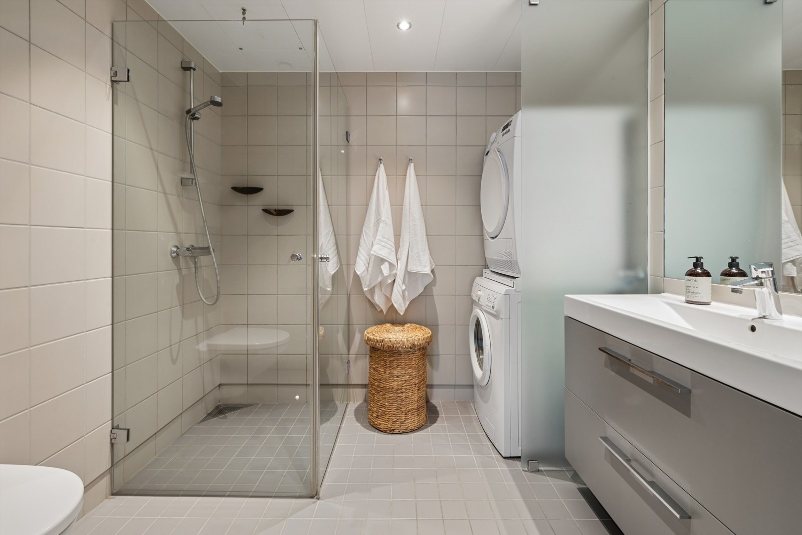 Stort, lyst baderom. Badet er fra 2011 og holder en god standard. Galleribilde