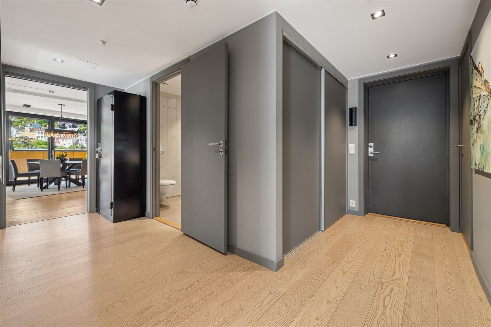 Velkommen inn! Store garderobeløsninger i gangen. Galleribilde
