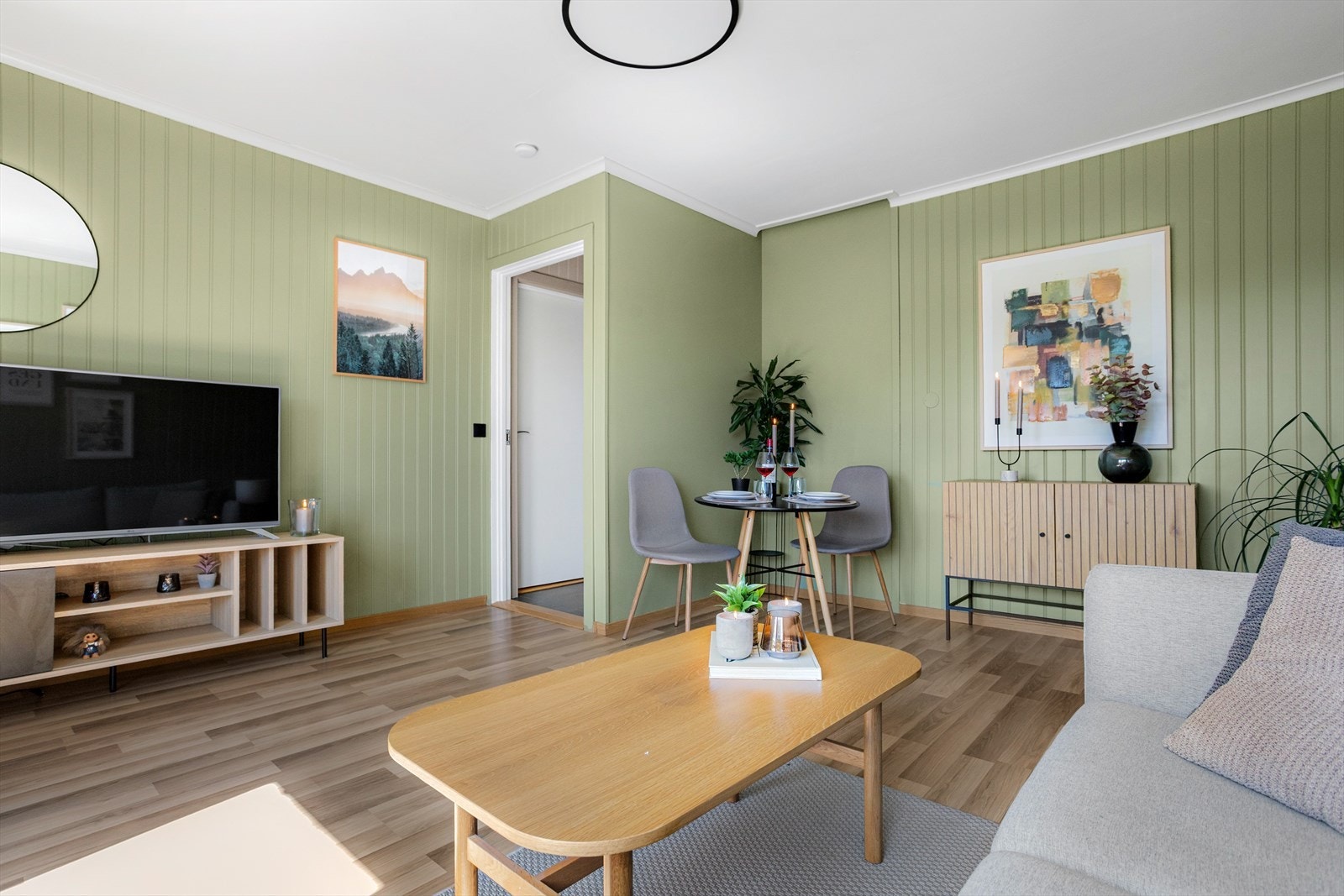 Veggene er kledd med malte plater. Galleribilde