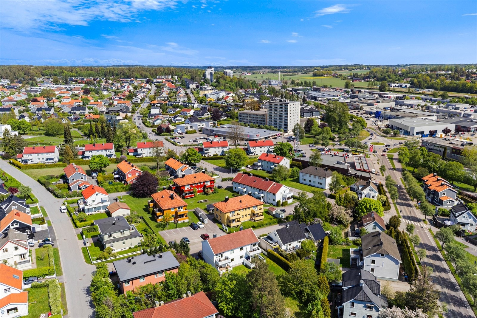 Det er kort vei til dagligvarebutikker som Kiwi Heimdalsvingen og Meny Heimdal. Galleribilde