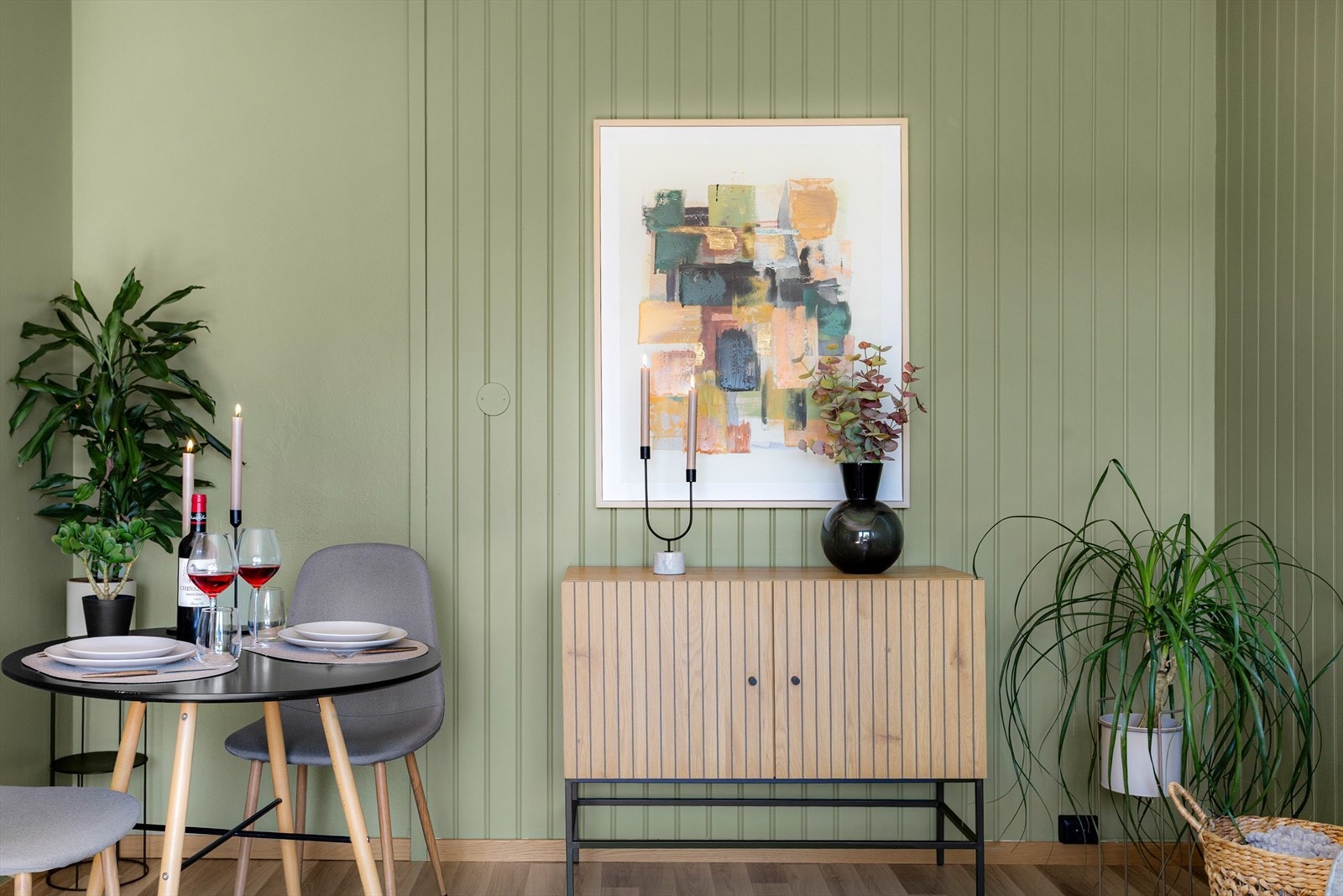 God plass til oppbevaringsmøbler som skjenk eller hyller. Galleribilde