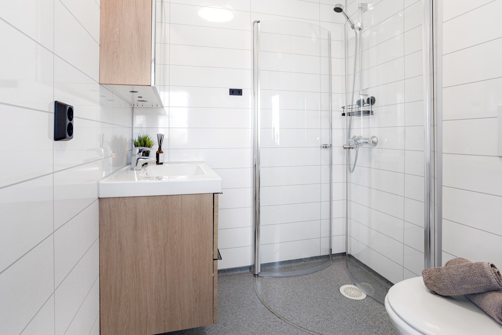 Badet ble oppgradert i 2014 og har elektriske varmekabler i gulvet. Galleribilde