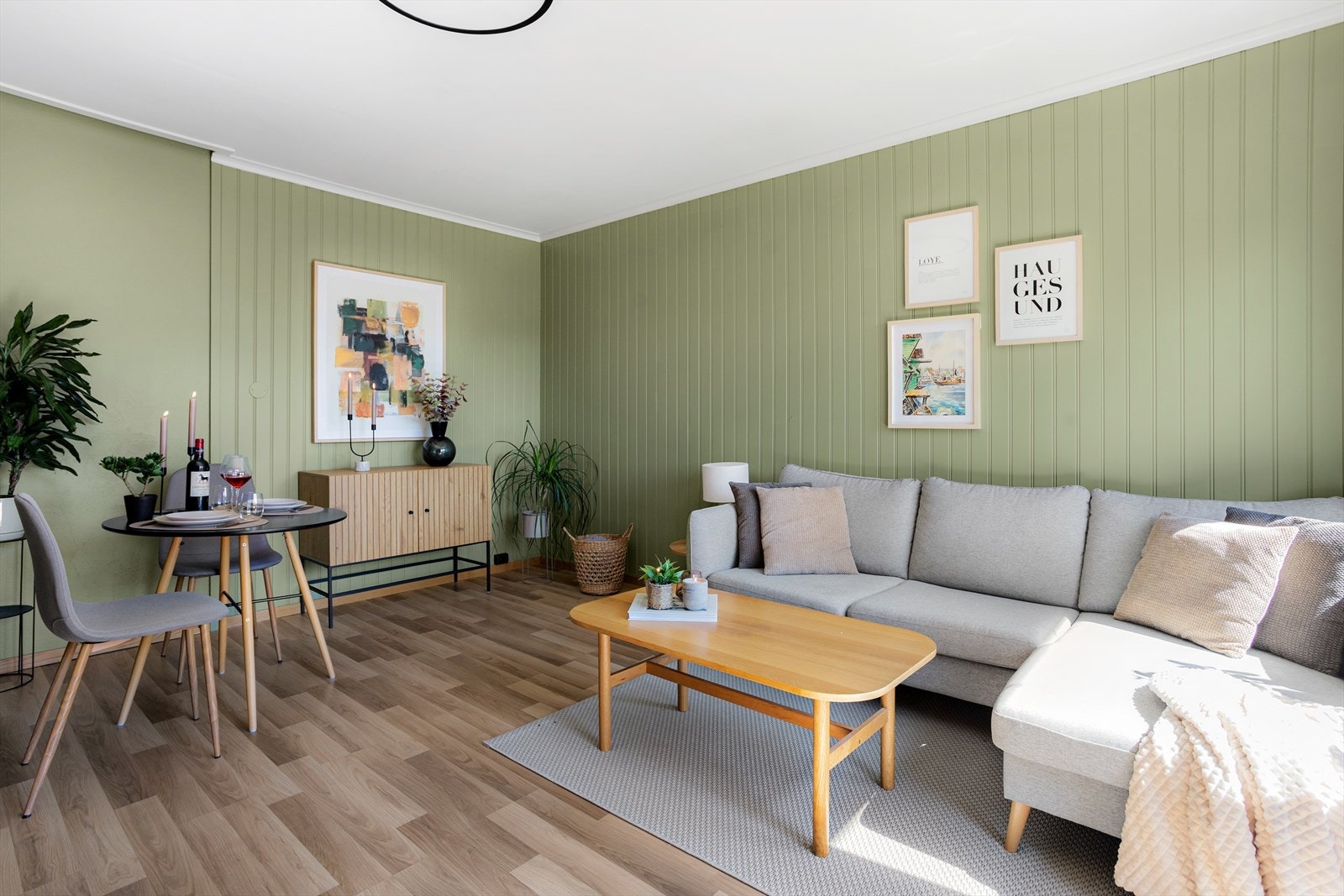 Stuen er romslig og lett å møblere, med god plass til både sofagruppe og spisebord. Galleribilde