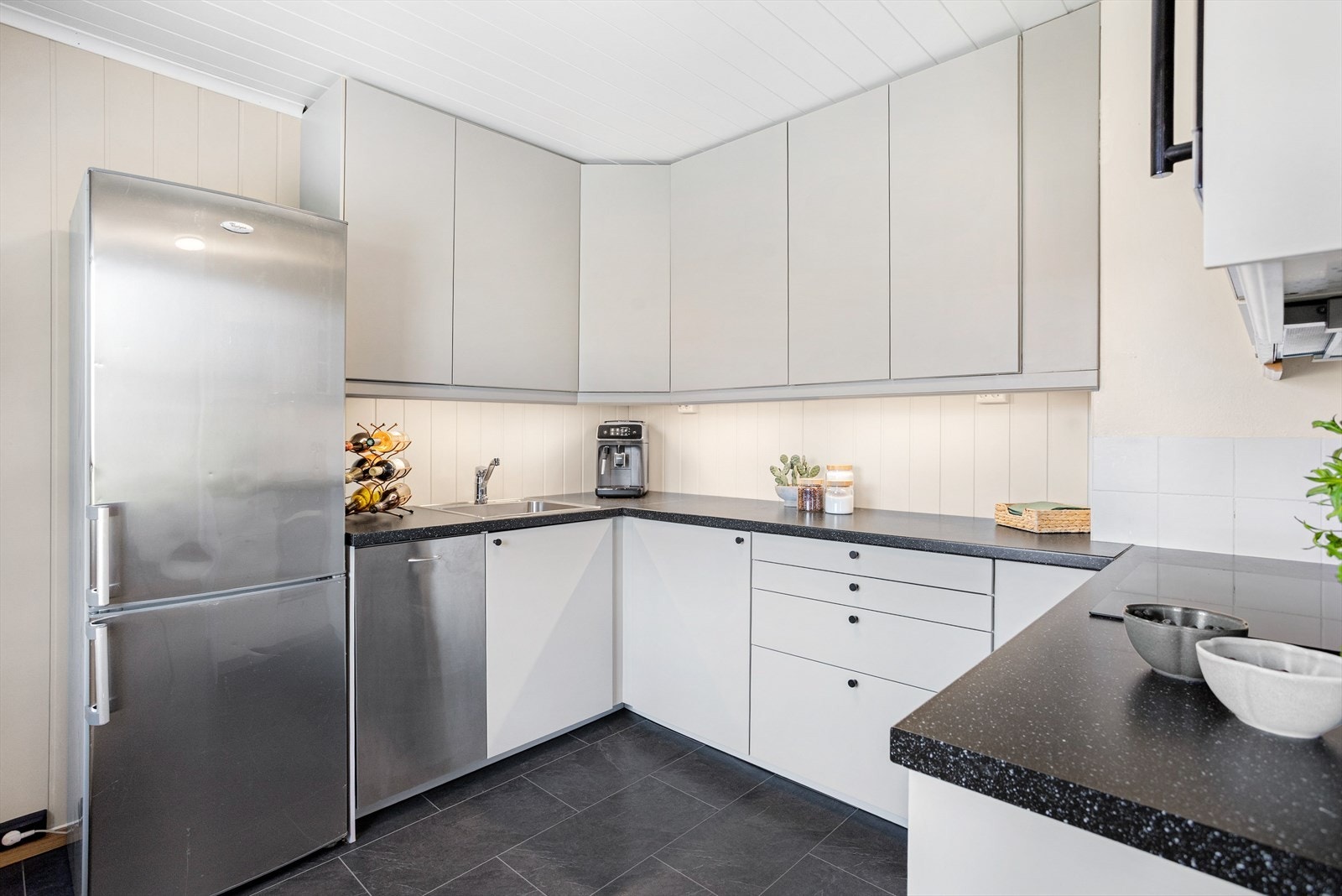 kjøkkeninnredning med nyere fronter og laminert benkeplate. Galleribilde