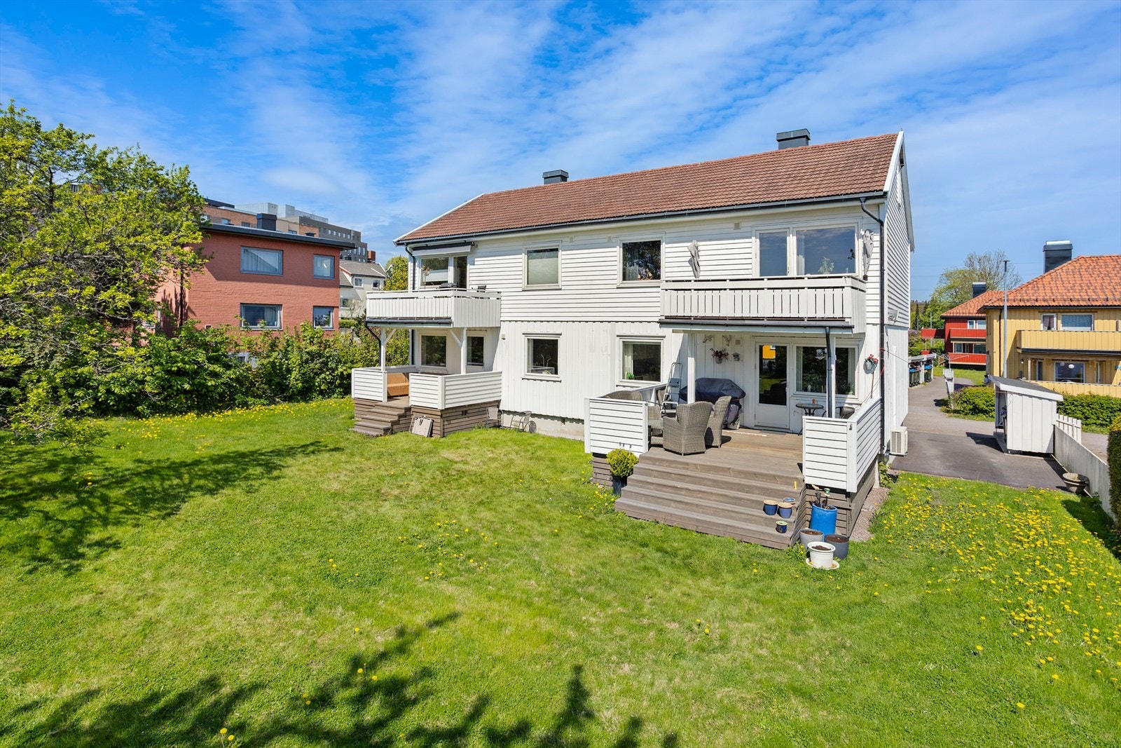 Fasaden har en kombinasjon av stående og liggende bordkledning. Kledningen på nord- og vestvegg er av nyere dato. Galleribilde