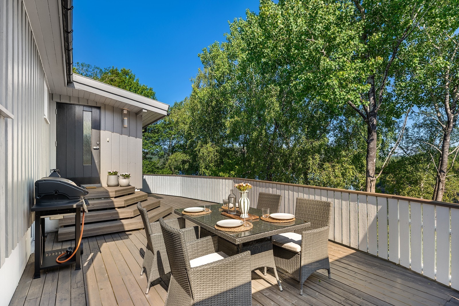 Ved inngangspartiet har du en romslig terrasse der du har flott utsikt til Hemningsvannet Galleribilde