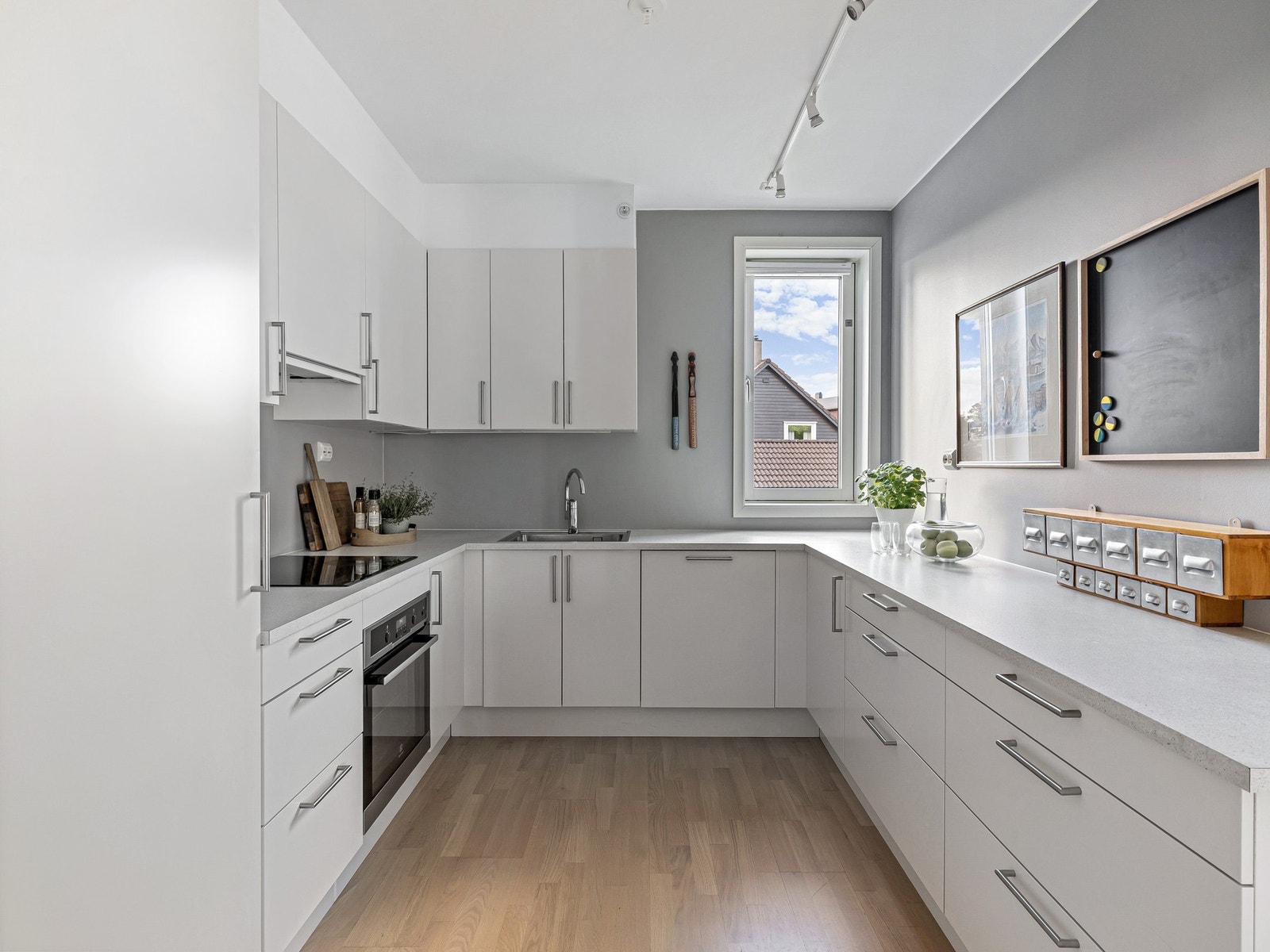 Rommet har også plass til spisebord, den åpne løsningen mot spiseområdet skaper en sosial atmosfære, perfekt for både hverdagslige måltider og gjestemiddager. Galleribilde