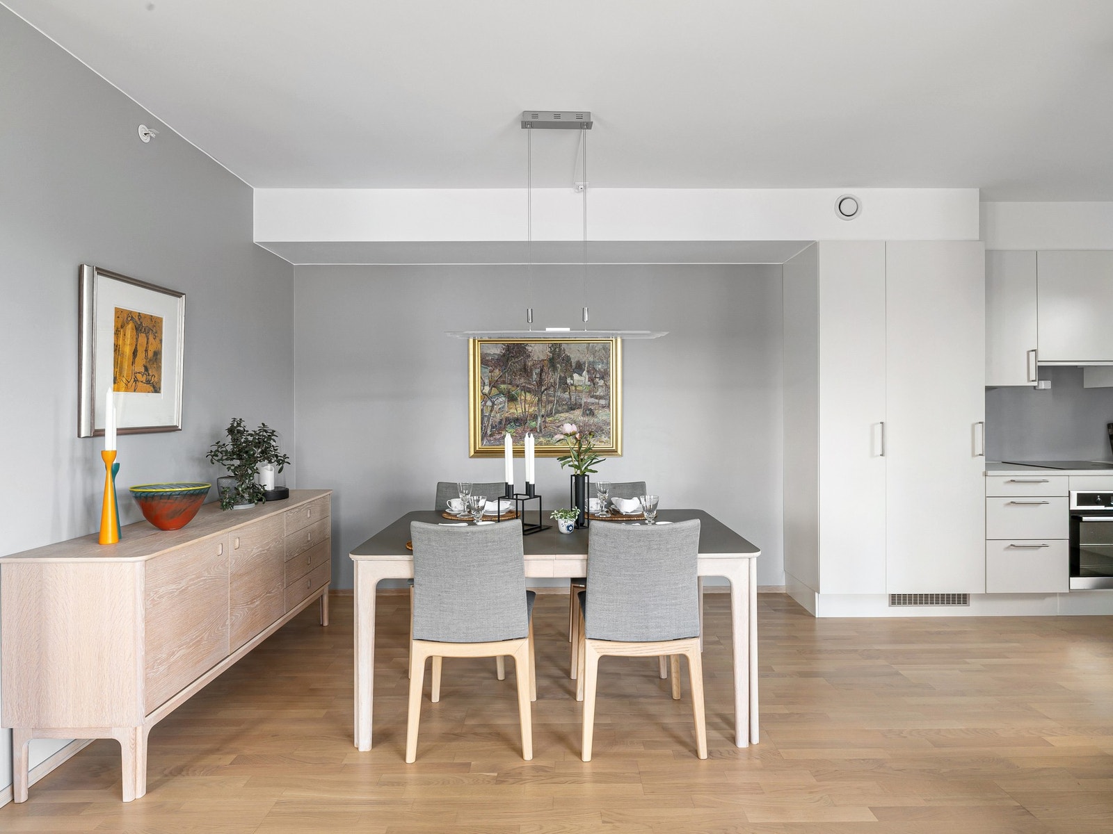 Dette gir en åpen og sosial planløsning, perfekt for samvær og middager i hyggelige omgivelser. Galleribilde