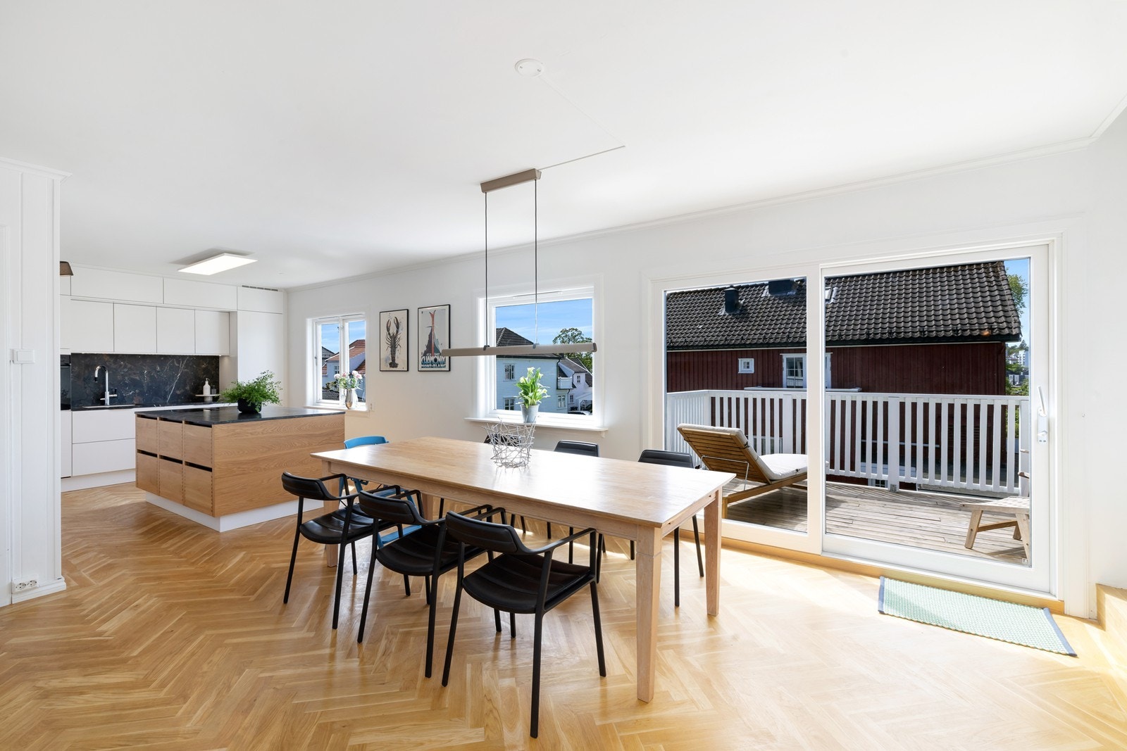 Stue-/ spisestuedelen er lys og trivelig, med store vindusflater som gir rikelig med naturlig lys. Fra rommet er det utgang til verandaen via skyvedør. Galleribilde