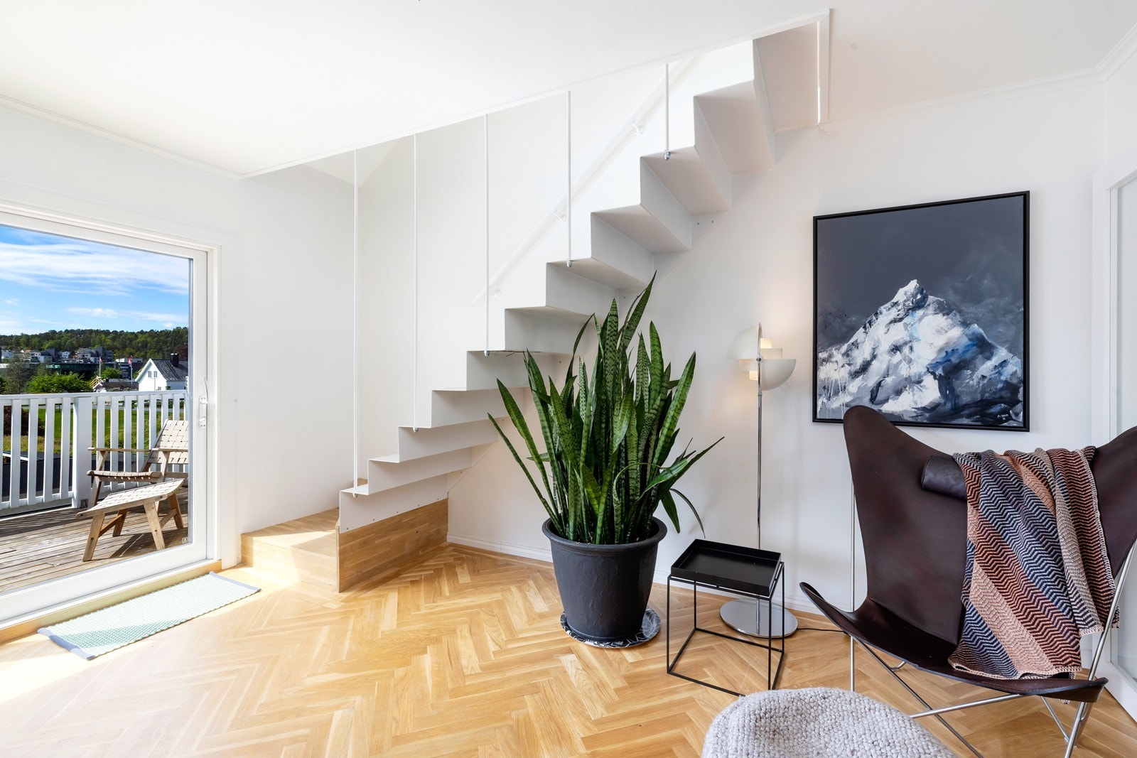 Fra stue/spisestue er det trapp opp til loftsetasjen, som ble innredet av dagens eier i 2023 Galleribilde