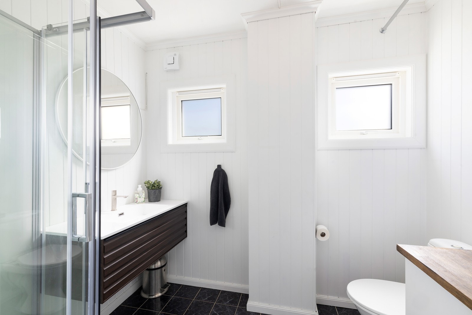 Badet er delvis flislagt, har opplegg for vaskemaskin og ble oppført i 2005. Galleribilde