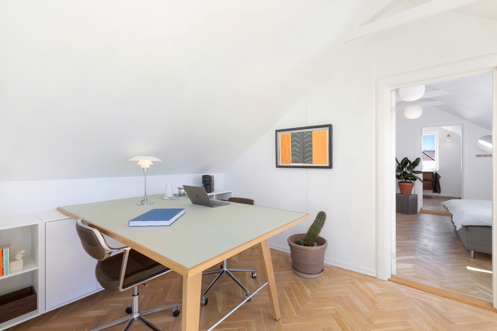 Etasjen inneholder også et romslig soverom med stor walk-in-garderobe, samt et moderne og lekkert flislagt bad med gode løsninger Galleribilde