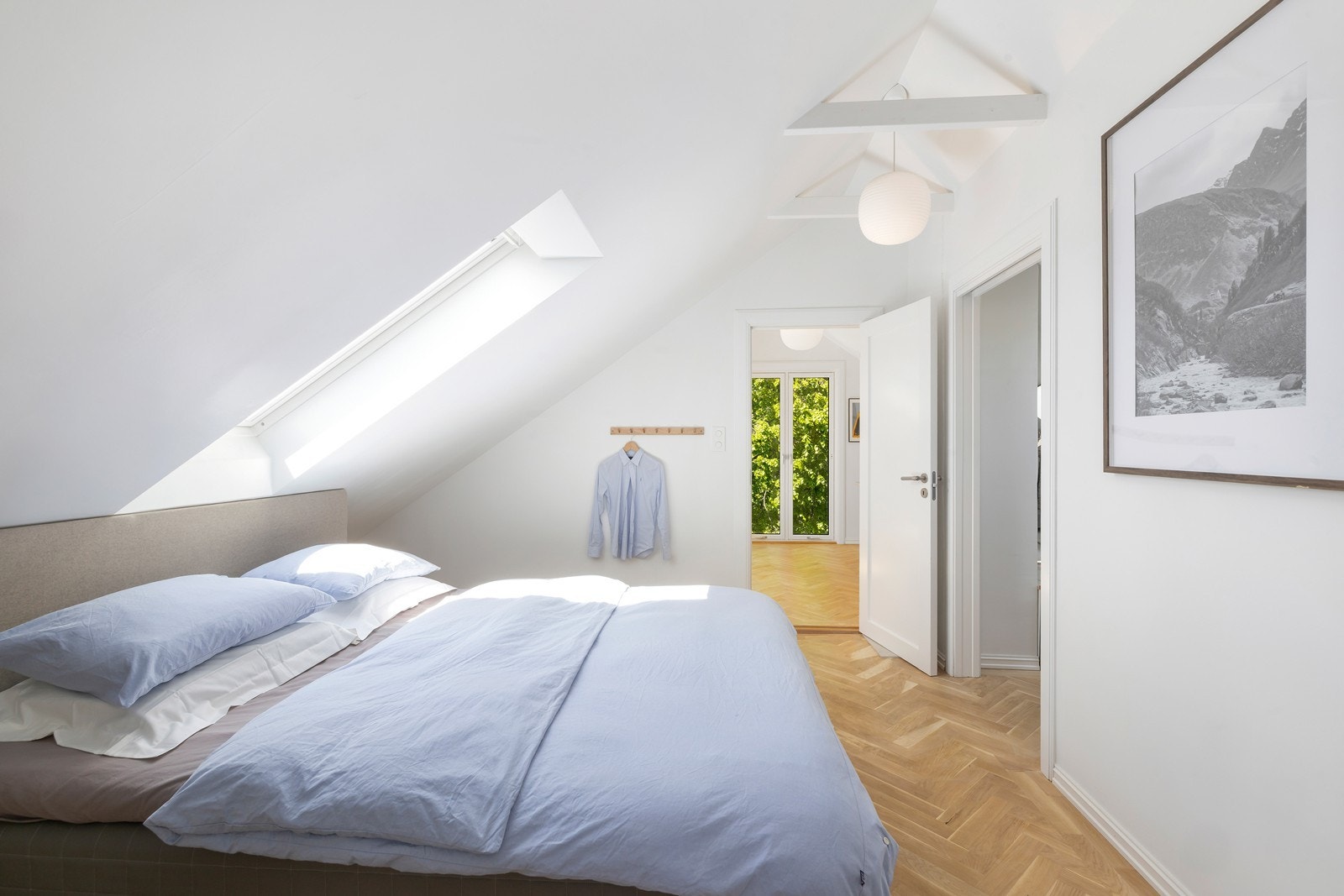 Hovedsoverom med inngang til walk.in garderobe og baderom Galleribilde