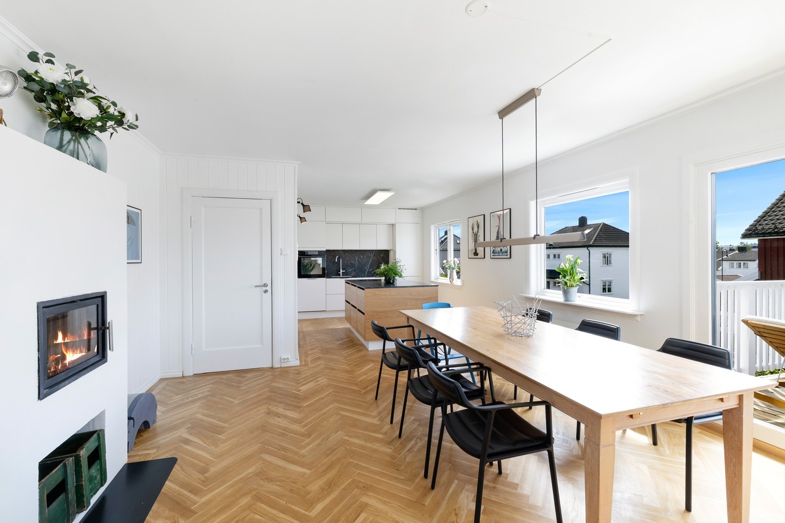 Innvendig fremstår boligen moderne og velholdt, oppusset av dagens eier i perioden 2022-2025 Galleribilde