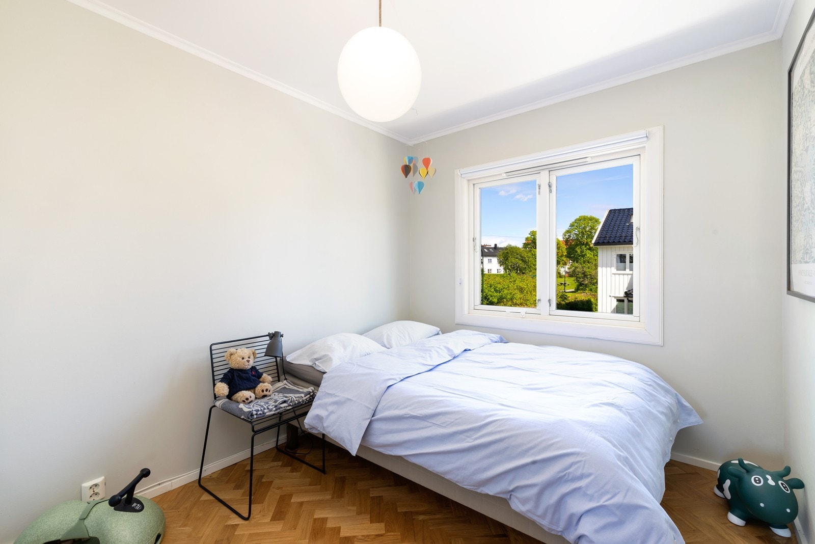 Soverommet i denne etasjen er romslig og har plass til seng med tilhørende møblement, samt garderobeløsning. Galleribilde