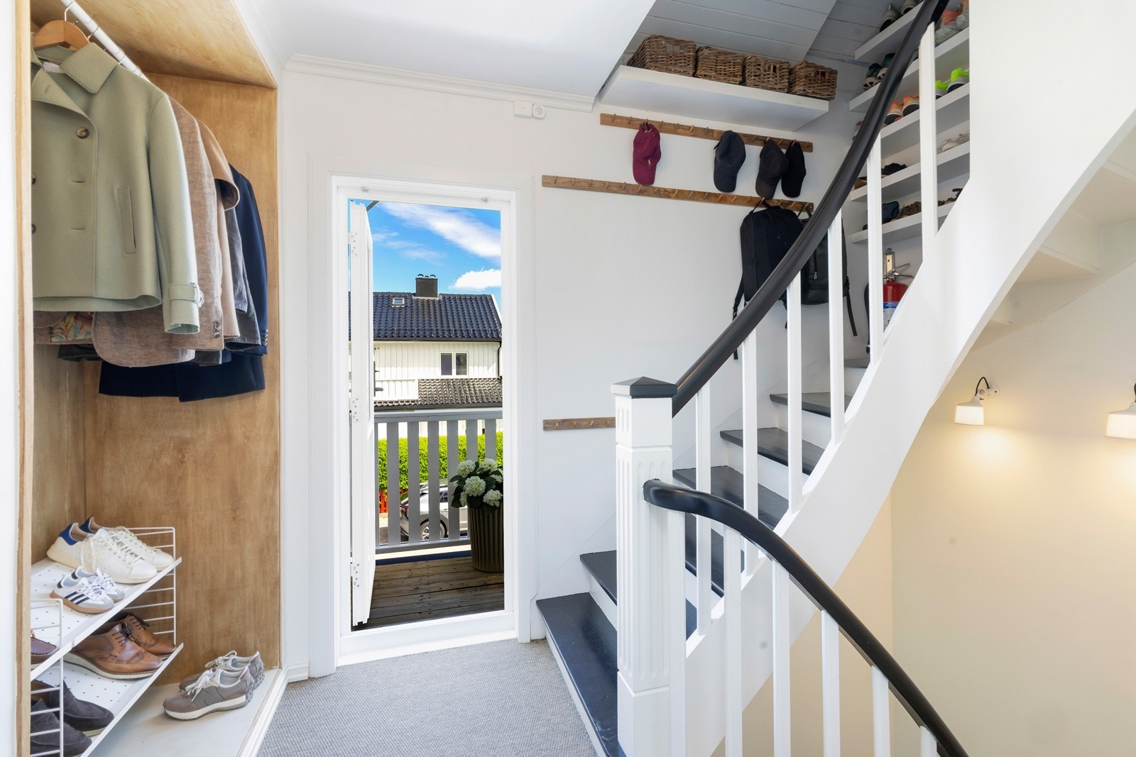 Trapperommet utenfor inngangen til denne delen i tomannsboligen. Fra trapperommet i 2. etasje er det også utgang til en mindre balkong. Galleribilde