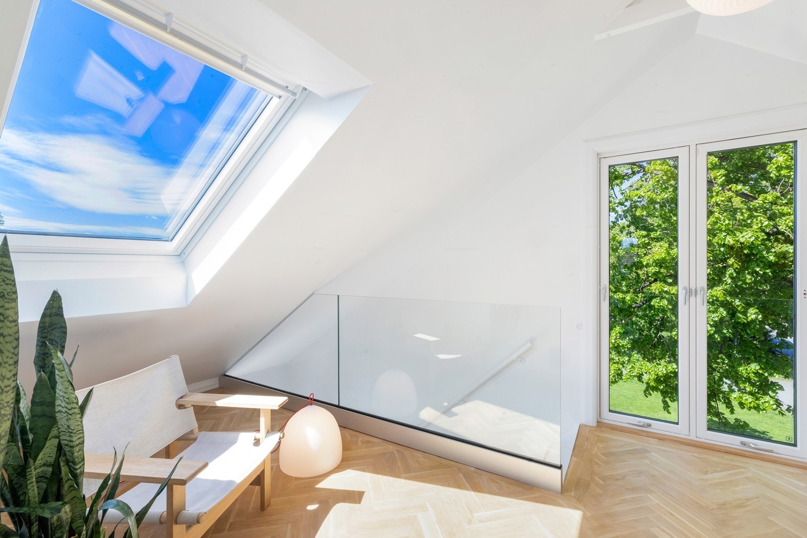 Innvendig fremstår boligen moderne, oppusset i perioden 2022- 2025 hvor også loftet ble ombygd. Galleribilde