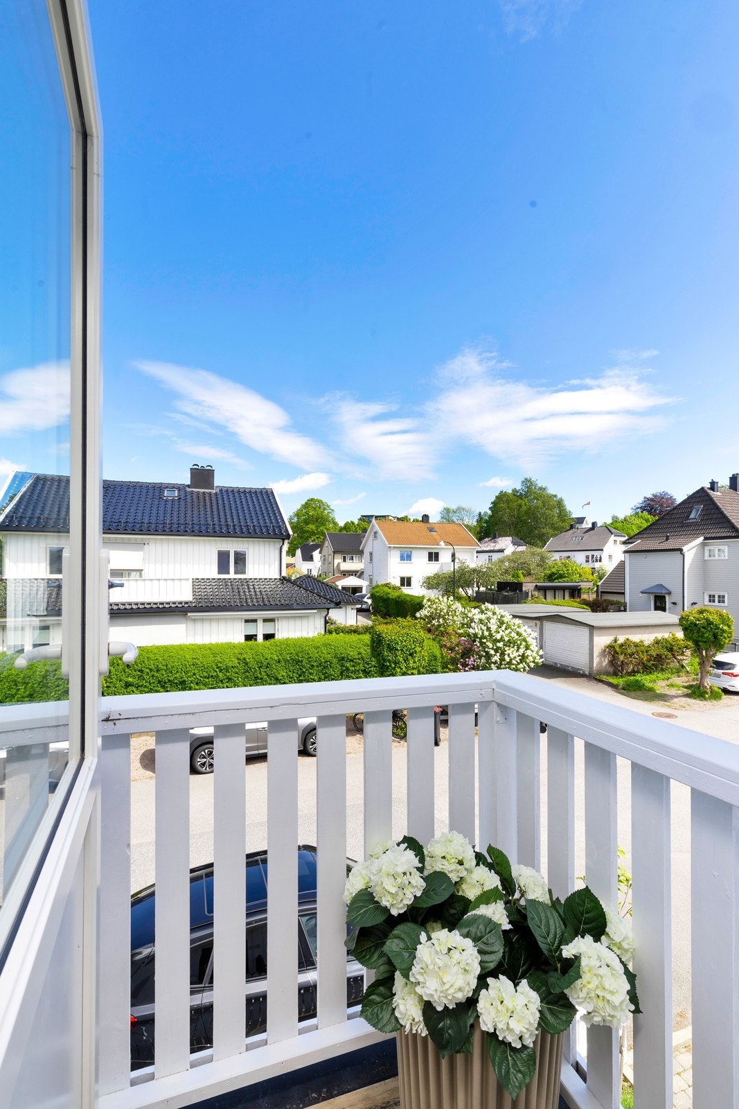 Balkong trapperom med morgensol. Galleribilde