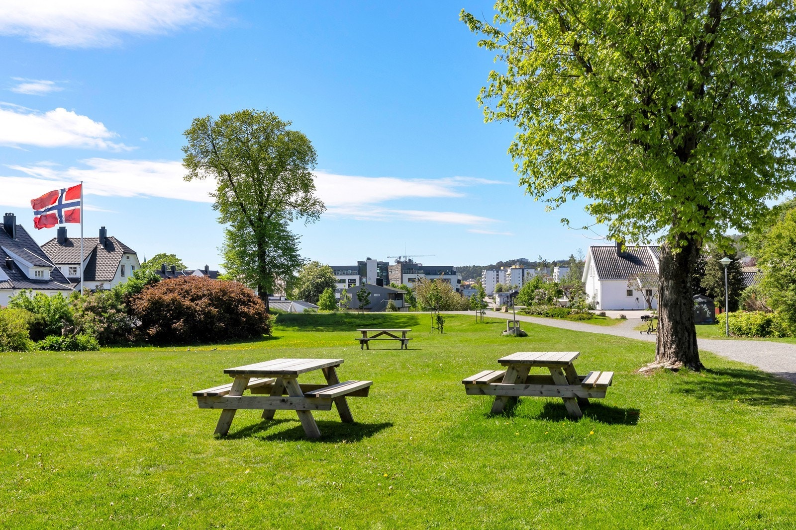 Parken like utenfor boligen Galleribilde