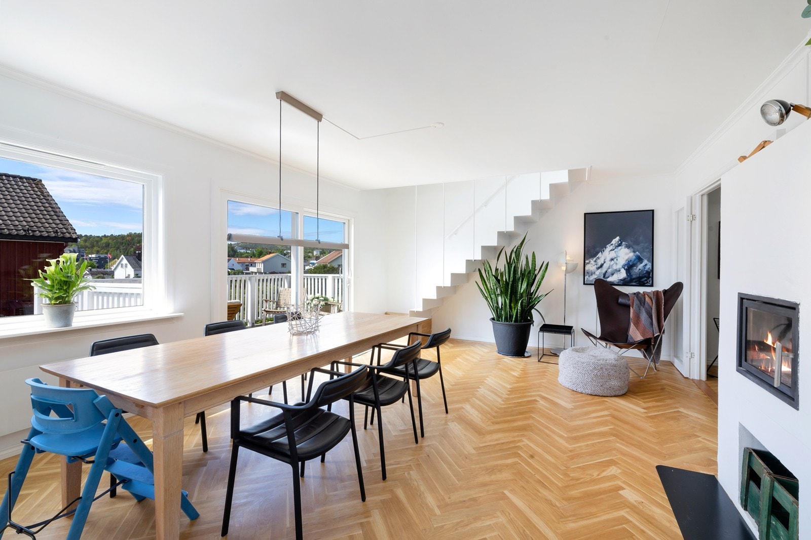 Strøken del av tomannsbolig over to etasjer med flott uteområde, gode solforhold på en av områdets beste tomter. Garasje Galleribilde