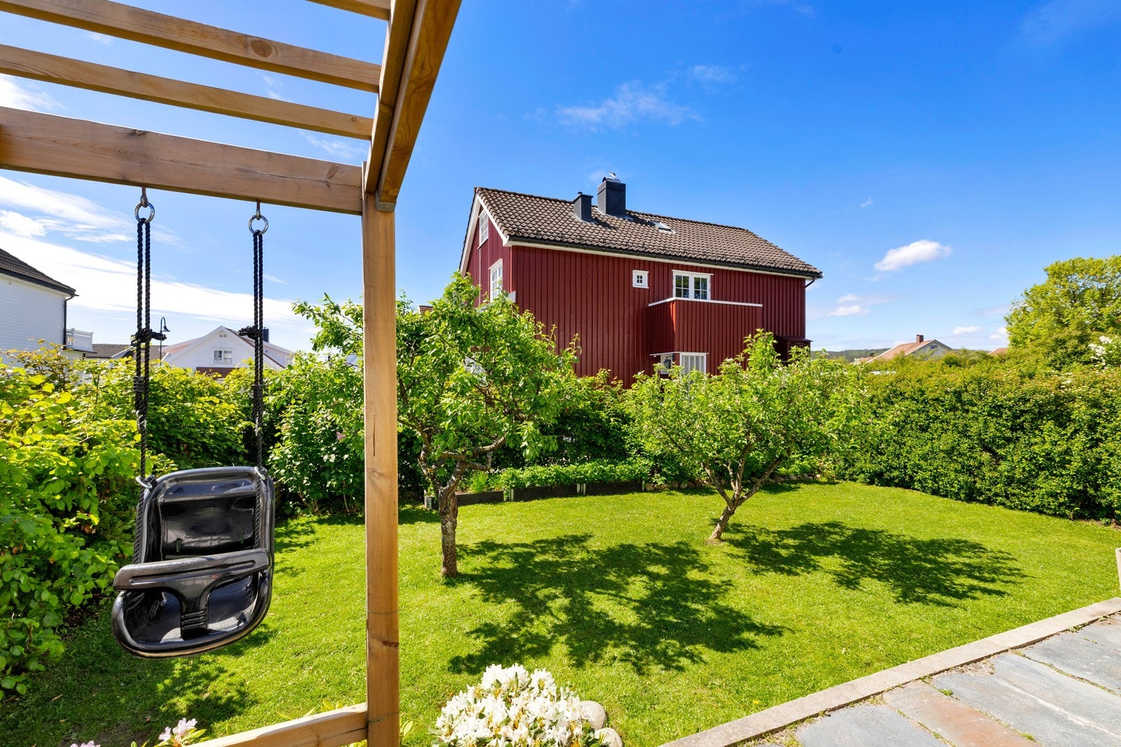 Dette er en innholdsrik og gjennomført bolig med attraktive kvaliteter både inne og ute. Videre følger en rekke bilder av uteområde Galleribilde