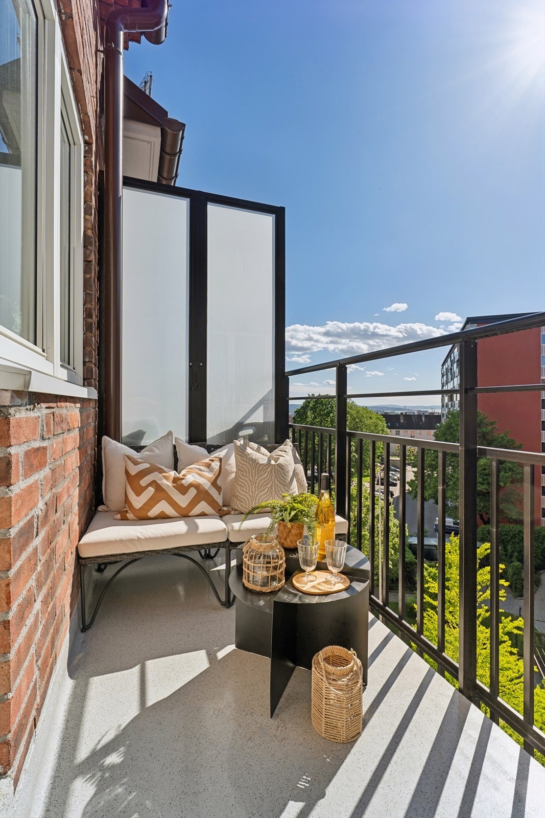 Her er det bare å lene seg tilbake og nyte sola fra første stund, med perfekt tilrettelagt plass for kaffe, noe kaldt i glasset og lange sommerdager i høyden. Galleribilde