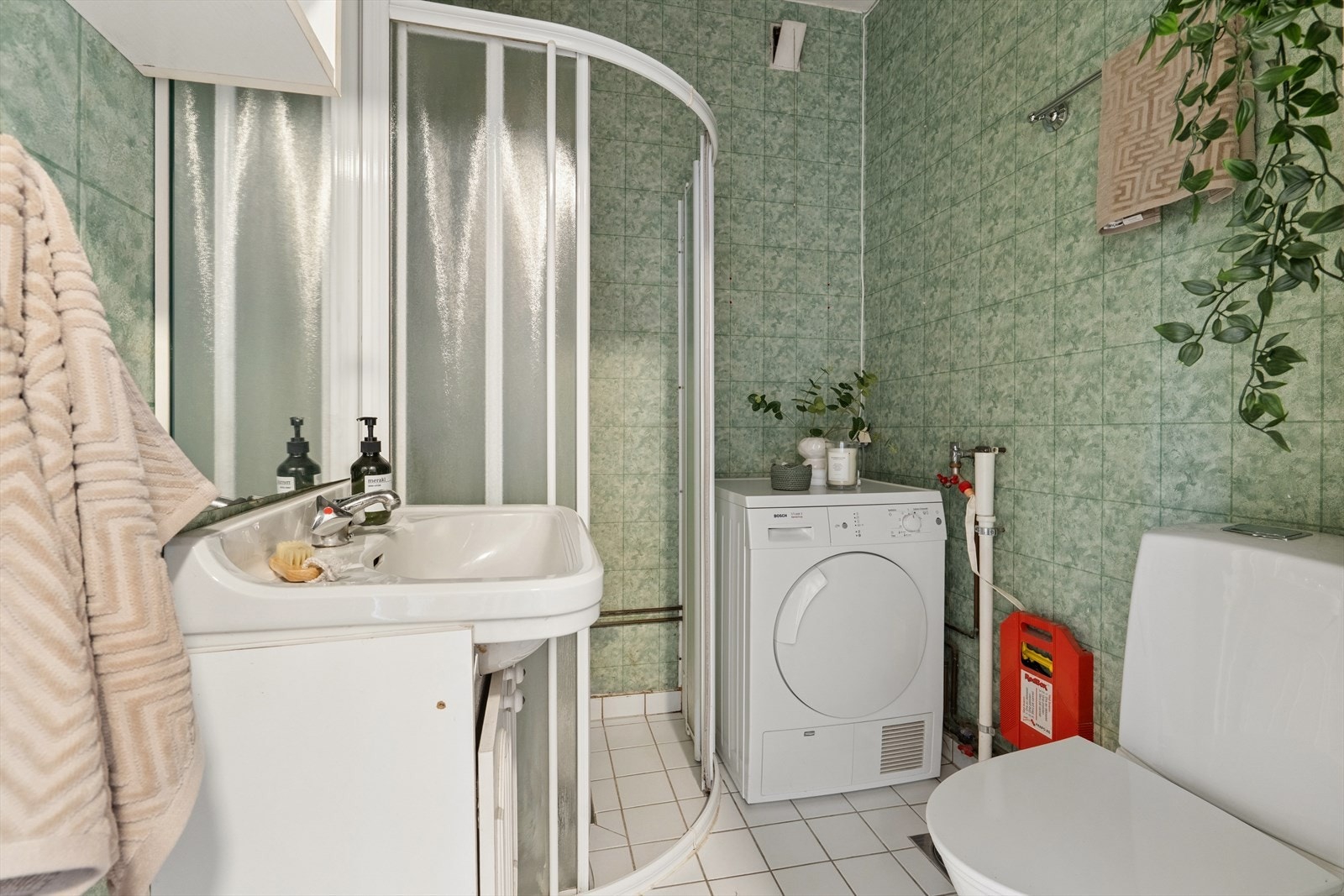 Badet er av eldre standard med flislagte overflater og klassisk innredning, og må påregnes oppgradert for å tilfredsstille dagens krav og forventninger. Galleribilde