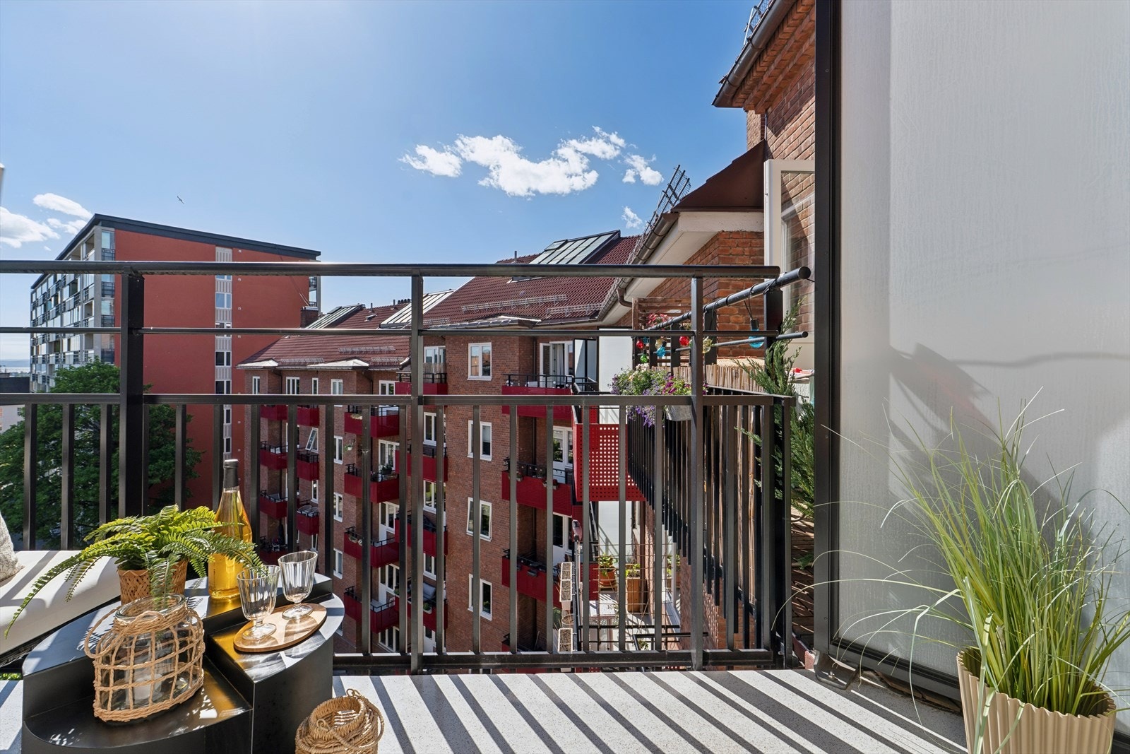 En balkong som virkelig leverer med sol fra ettermiddag til kveld og et fritt utsyn over nabolaget, perfekt for lange, rolige sommerkvelder høyt over byen. Galleribilde
