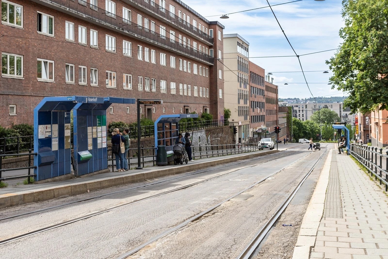 Ditt neste hjem tilbyr utmerkede kollektivtransportmuligheter. Her har du enkel tilgang til T-bane, buss og trikk, som tar deg effektivt rundt i Oslo. 31-bussen går døgnet rundt, og nærmeste stoppested, Rosenhoff, ligger bare noen få minutter unna. Galleribilde