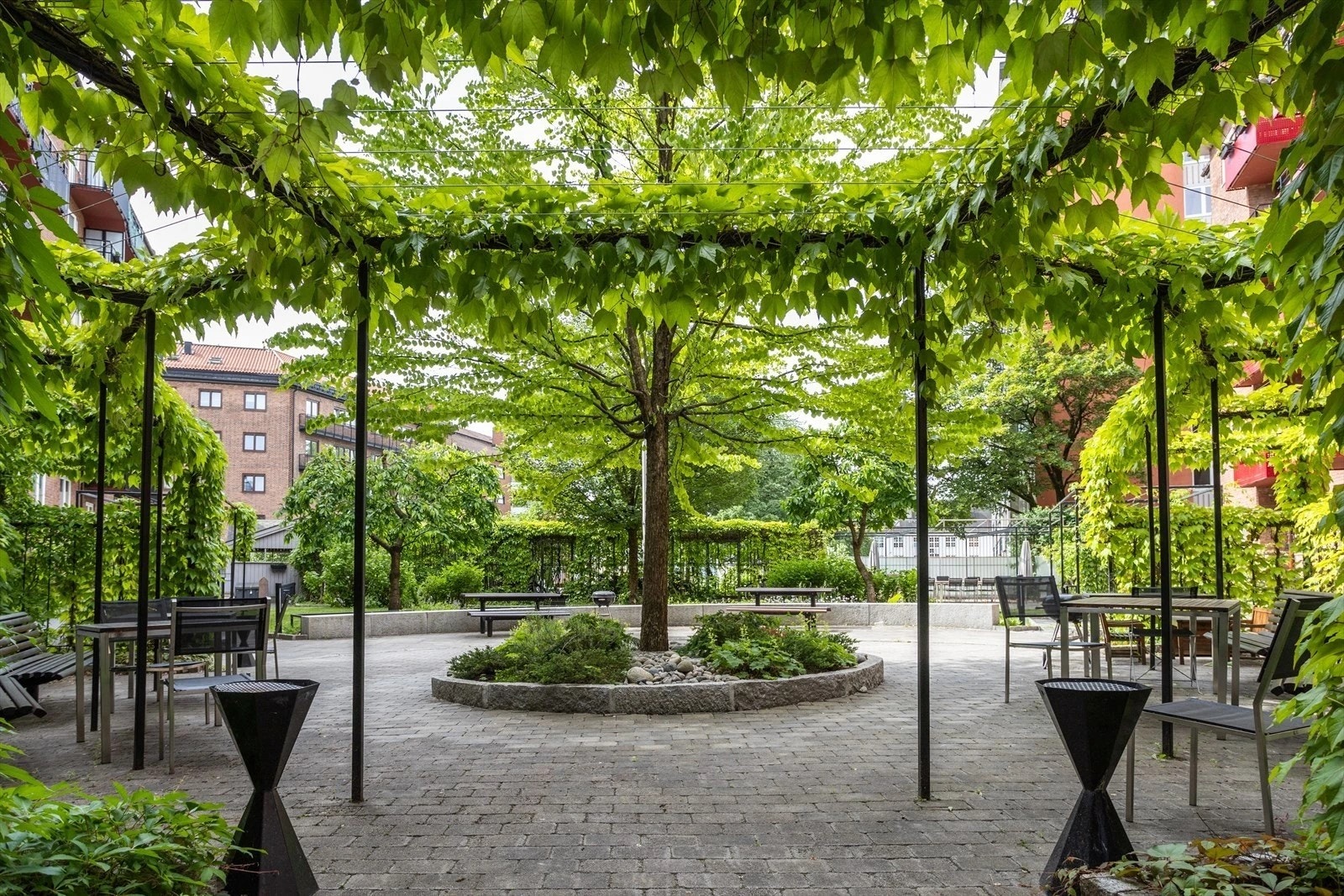 Ekte nabolagsstemning med sitteplasser og masse sjarm. Her kan du nyte lange sommerkvelder. Galleribilde