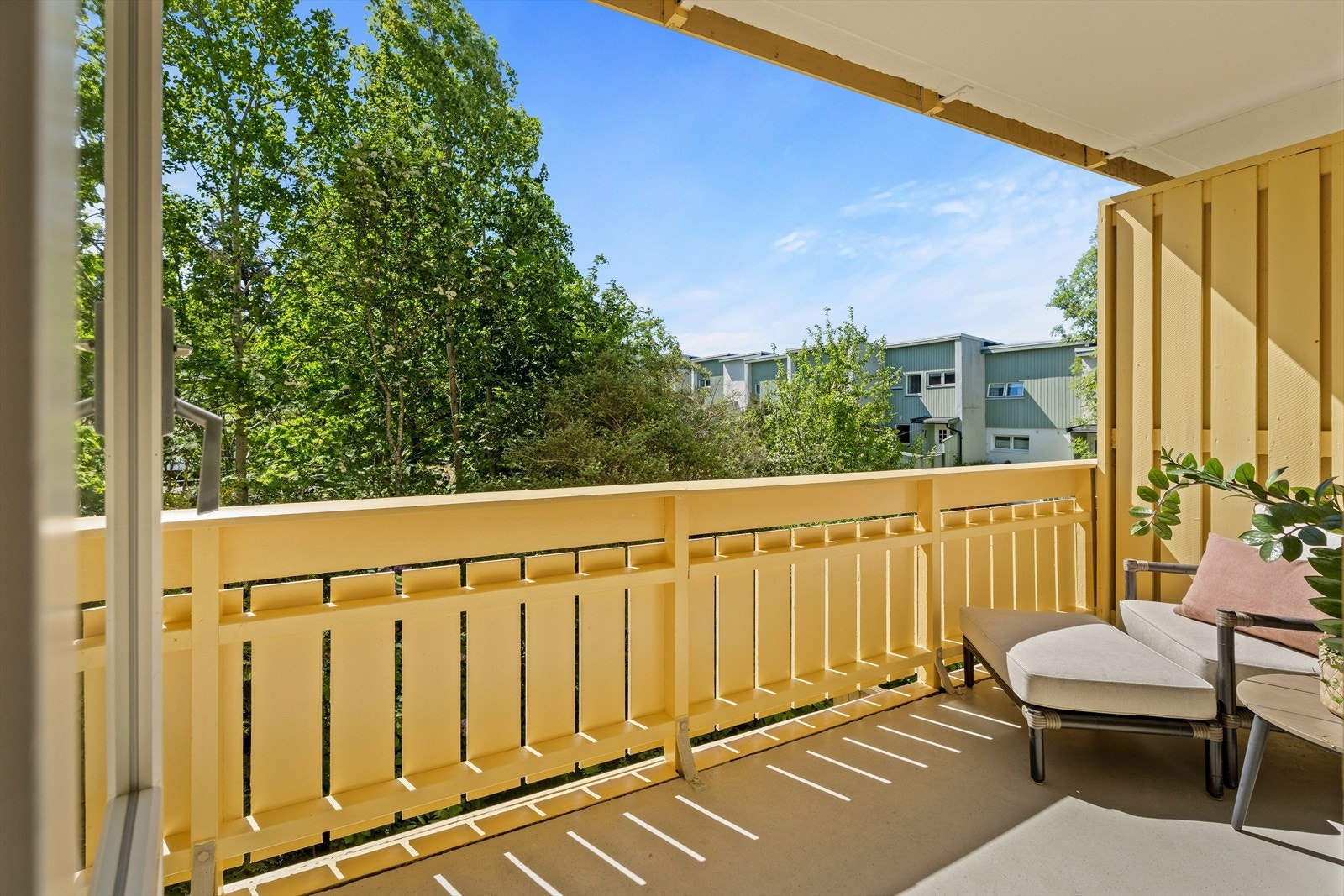 Fra stuen er det utgang til en sørvendt terrasse på cirka 8 m². Galleribilde
