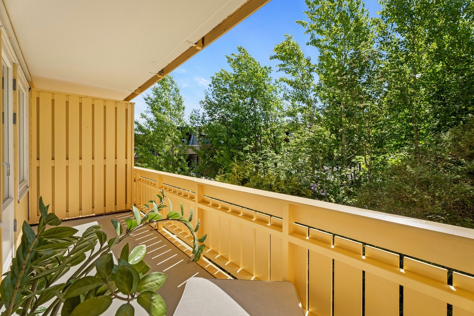 Terrassen har betongdekke og rekkverk med stående sprett. Galleribilde