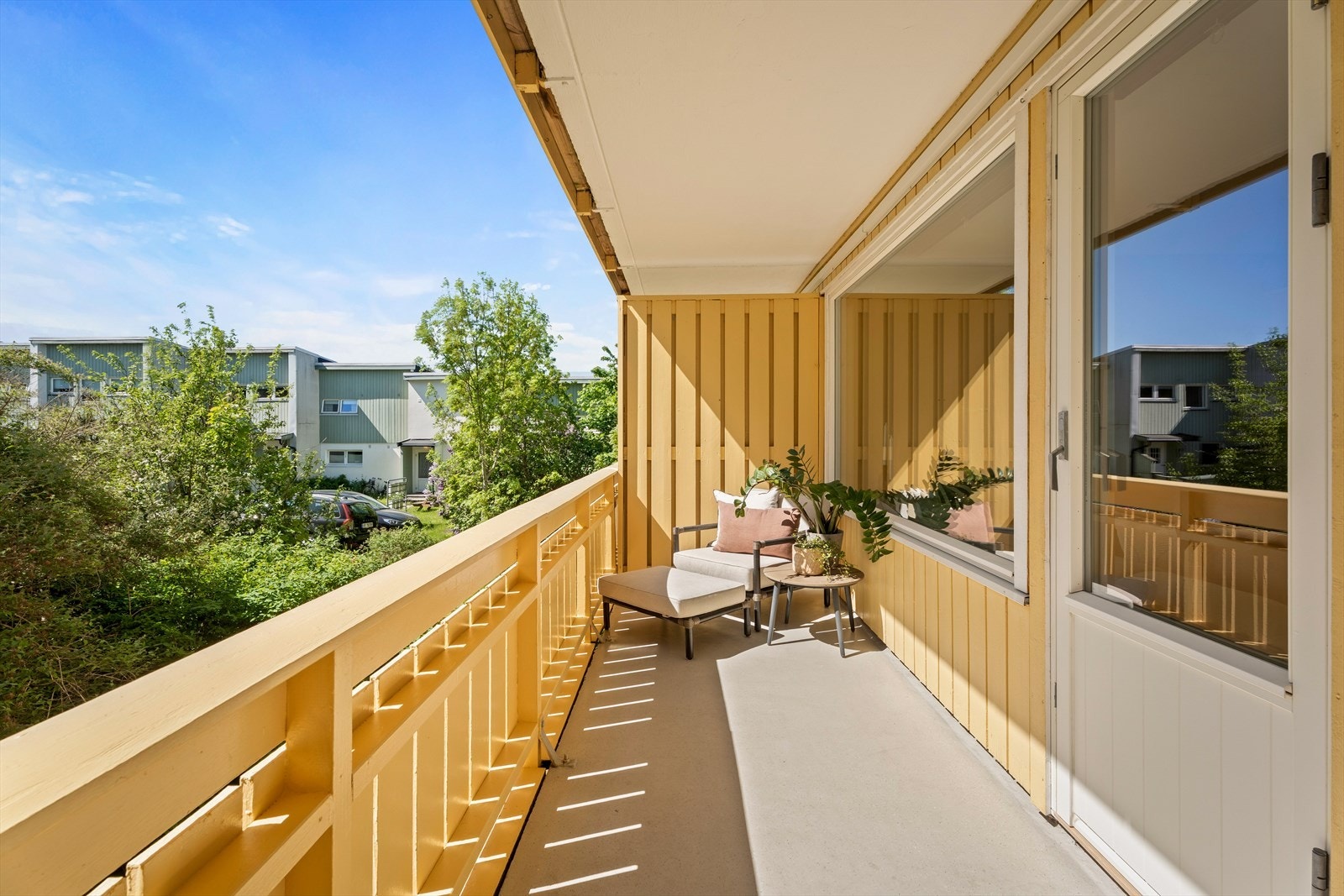 Her er det god plass til en sittegruppe for å nyte uteplassen. Galleribilde