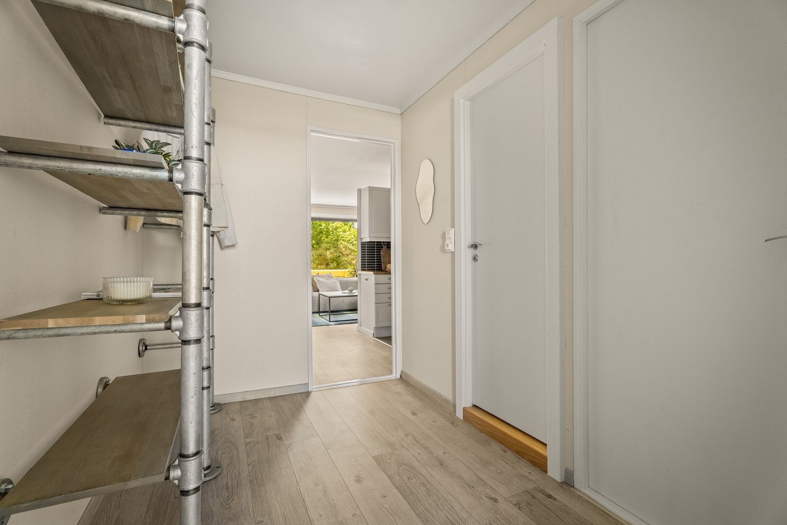 Gangen har tapetserte vegger og laminatgulv, som er gjennomgående i store deler av leiligheten. Galleribilde