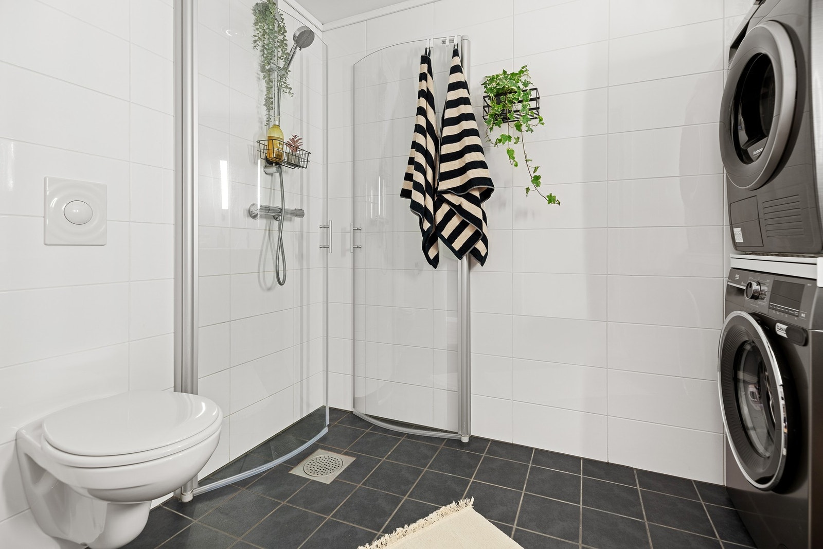 Badet har varmekabler og plass til vaskemaskin/tørketrommel. Galleribilde