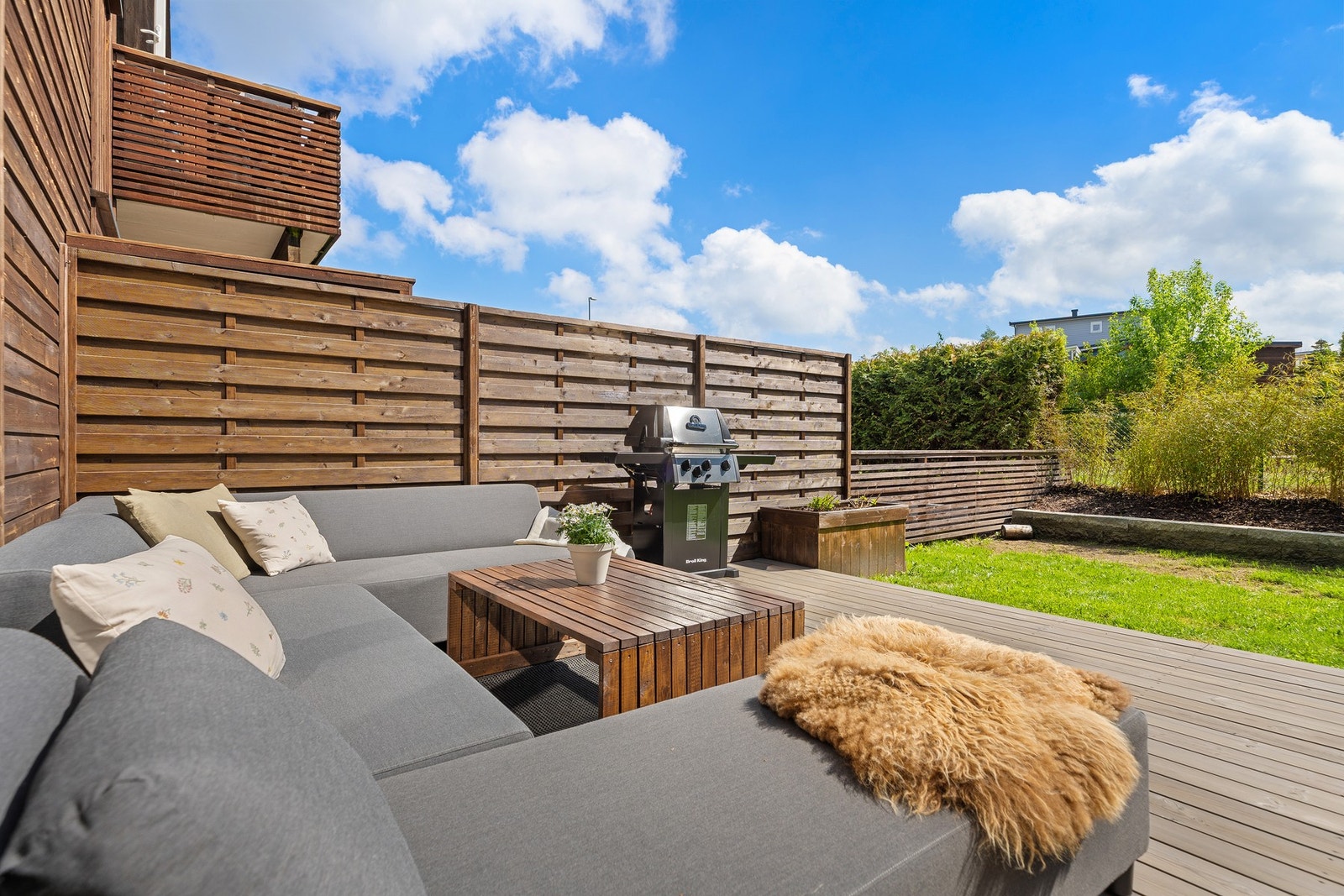Skjermet terrassemiljø med levegg og plass til hyggelige uteplasser. Galleribilde