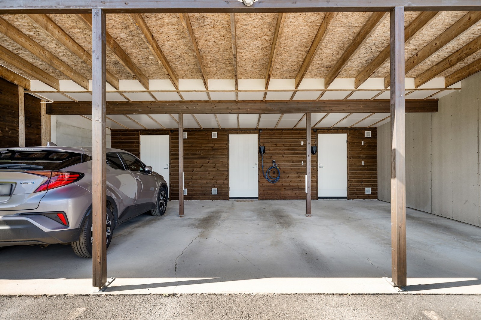 Carport med elbillader og tilhørende sportsbod - en praktisk løsning for parkering, lading og lagring. Galleribilde
