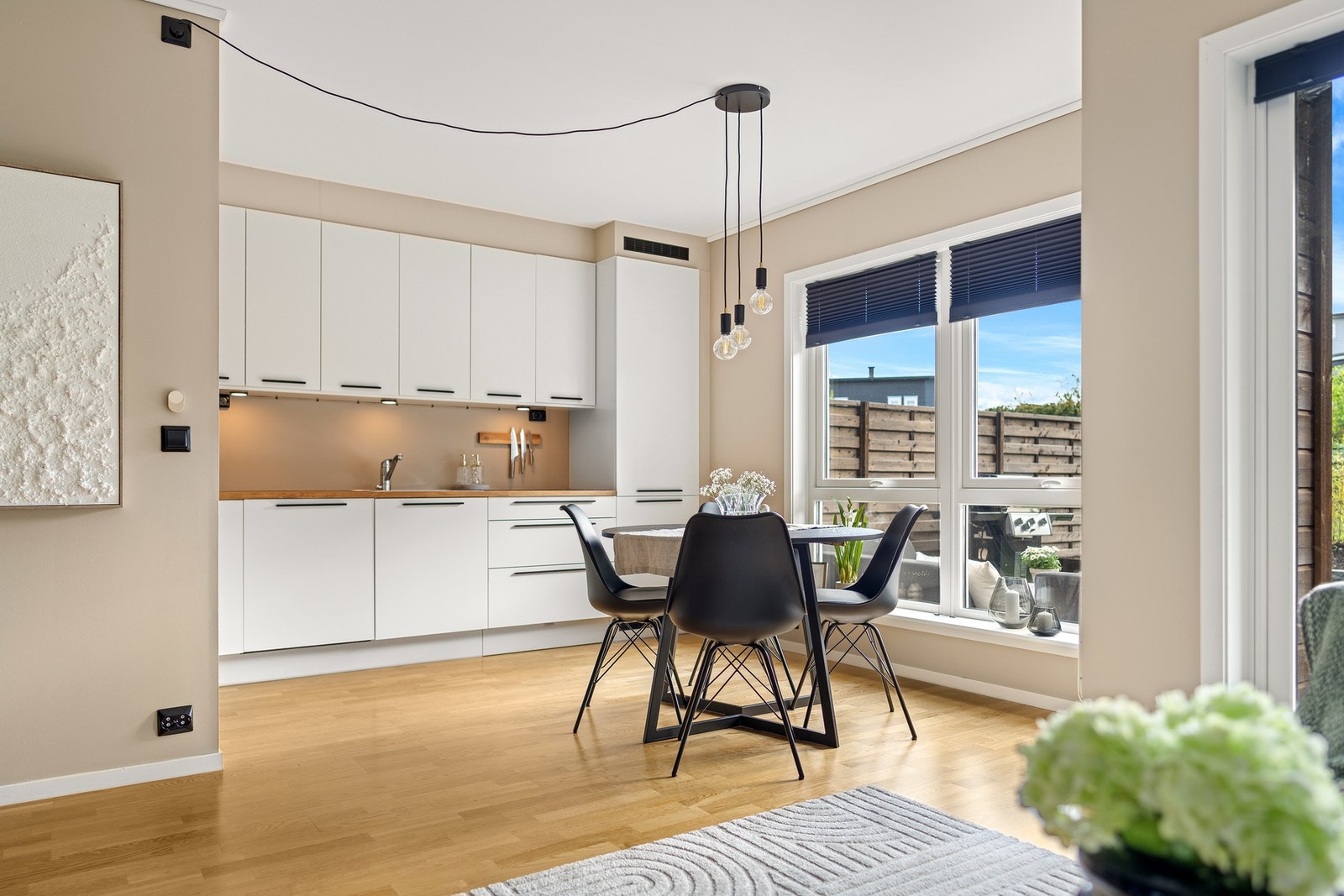 Spiseplassen ligger lyst til med utsyn mot terrasse og uteområdet. Galleribilde