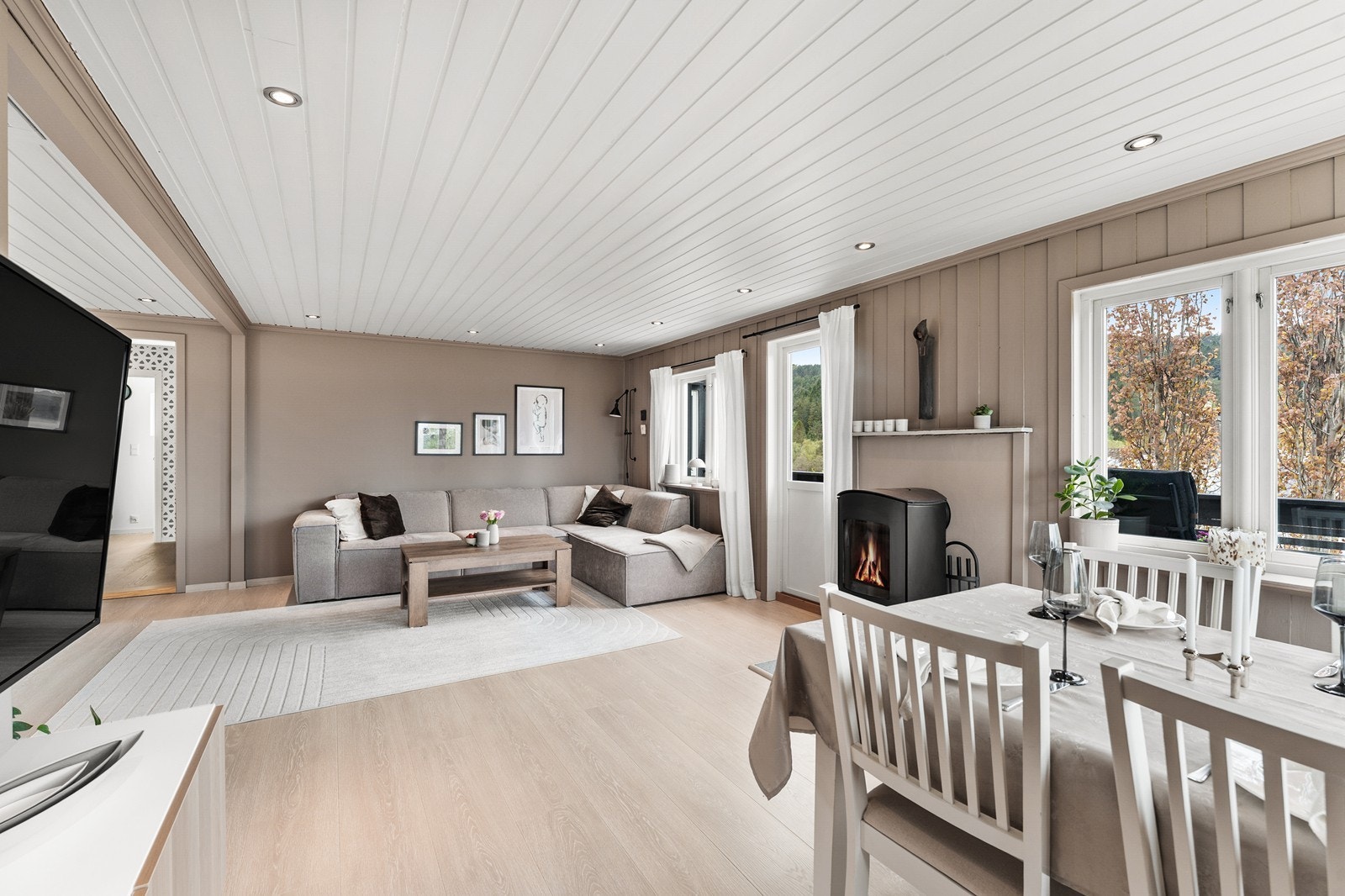 Rommet har pent gulv, malte vegger i lune beige toner og spotlights i himlingen som skaper en moderne og behagelig atmosfære. Galleribilde
