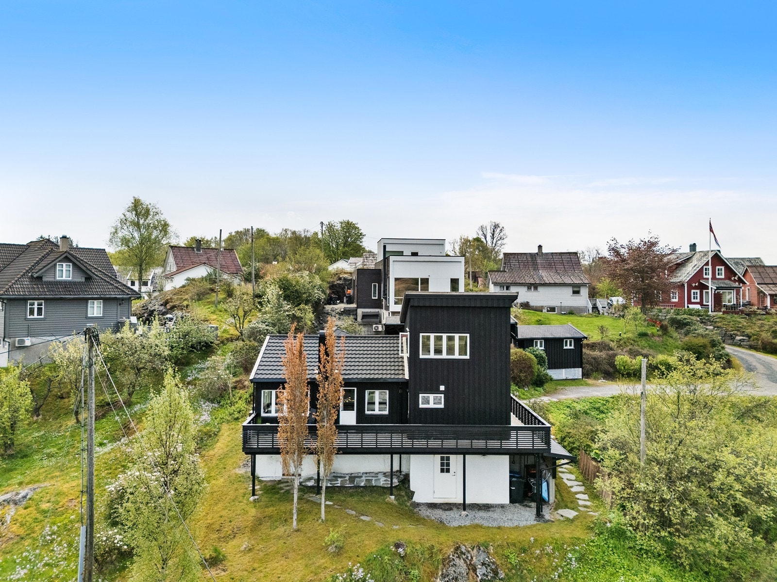 Eneboligen var opprinnelig en hytte og er senere påbygd, med en moderne stil som harmonerer med det originale bygget Galleribilde