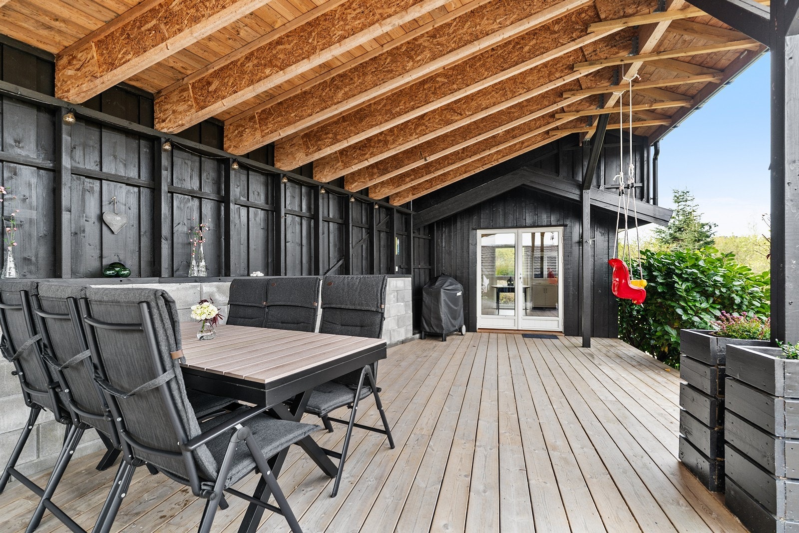 Her kan man sitte og nyte uteområdet med sittegruppe og grill. Galleribilde