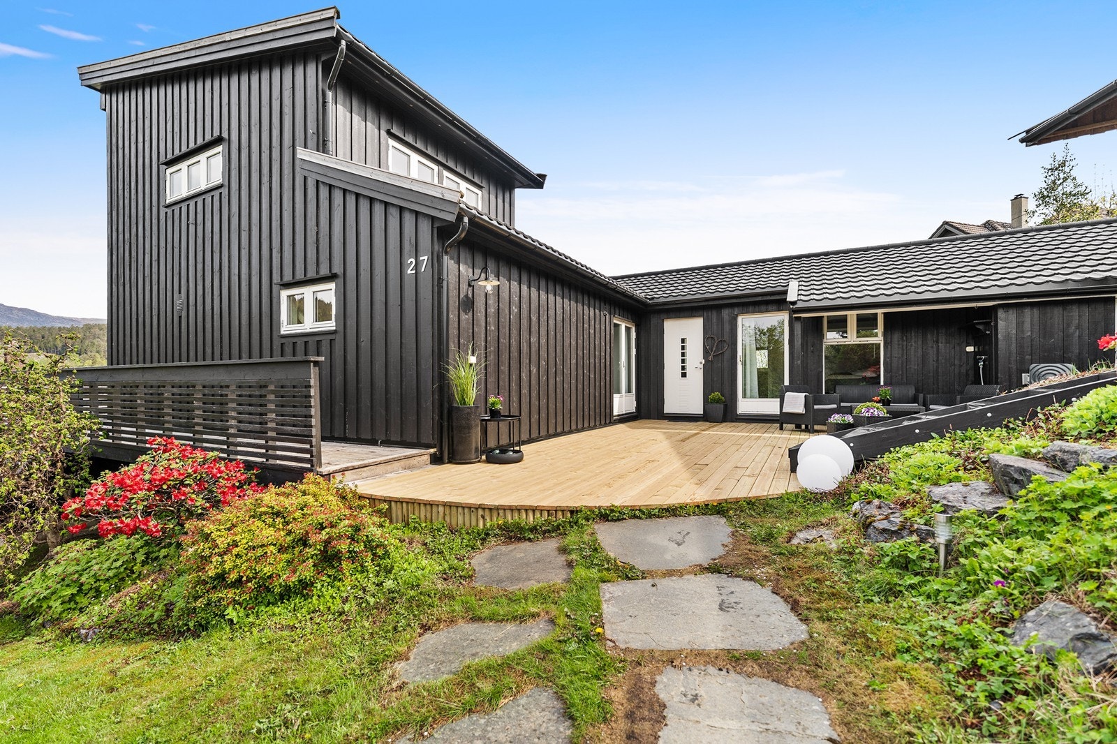 Velkommen inn via et hyggelig inngangsparti med terrasse oppført i 2026. Her får man en fin og innbydende ankomst til boligen. Galleribilde