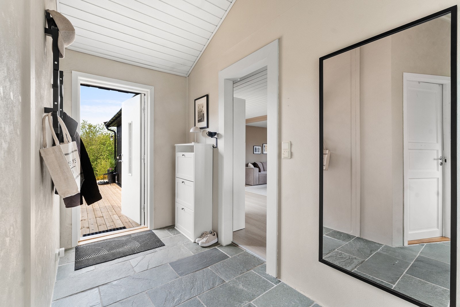 Lys entré med plass til å henge fra seg yttertøy og sette fra seg sko - et godt førsteinntrykk av boligen. Galleribilde