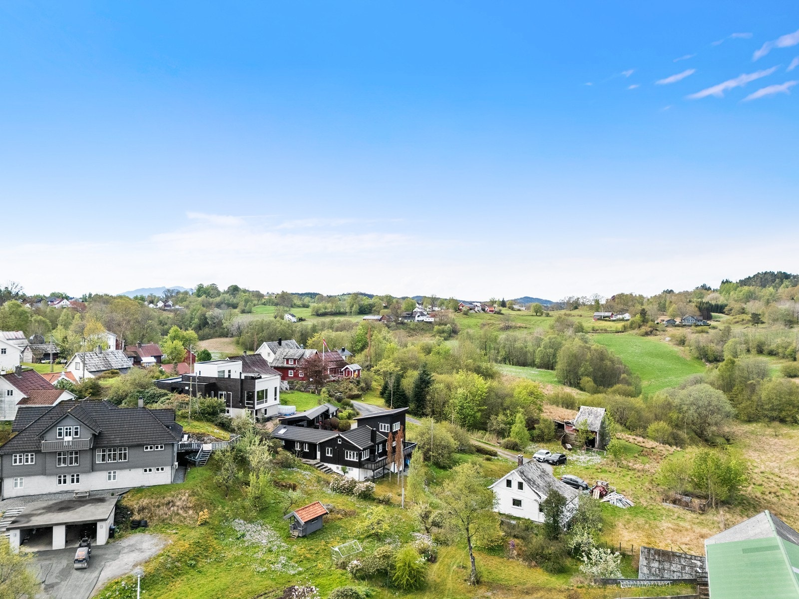 Det er kort vei til skole, barnehage, servicetilbud og flotte turområder. Galleribilde