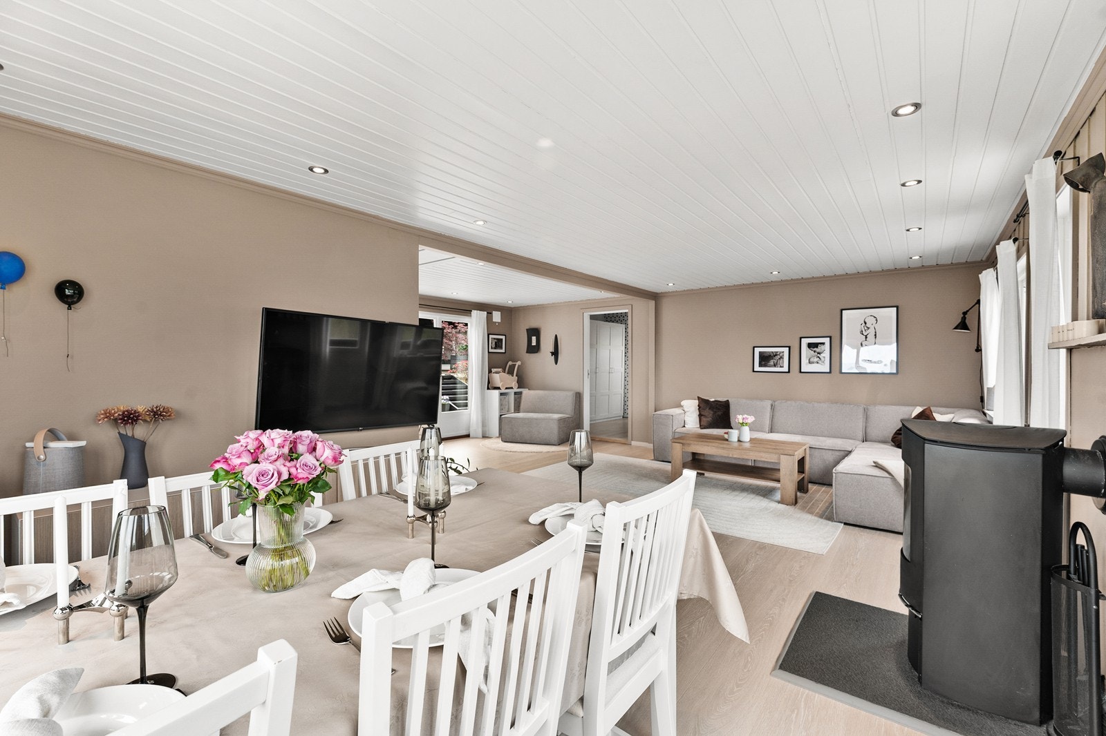 Her er det plass til både stor sofagruppe og spisegruppe Galleribilde