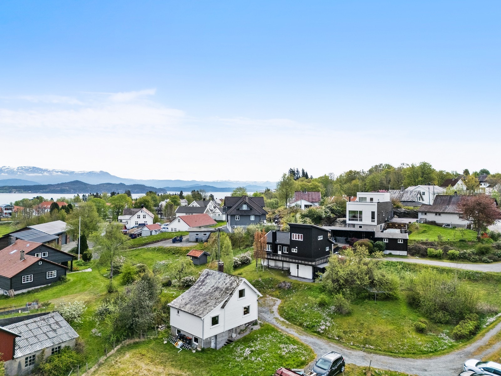 Eneboligen ligger flott og usjenert til med store uteplasser og gode solforhold, i et barnevennlig og veletablert område Galleribilde