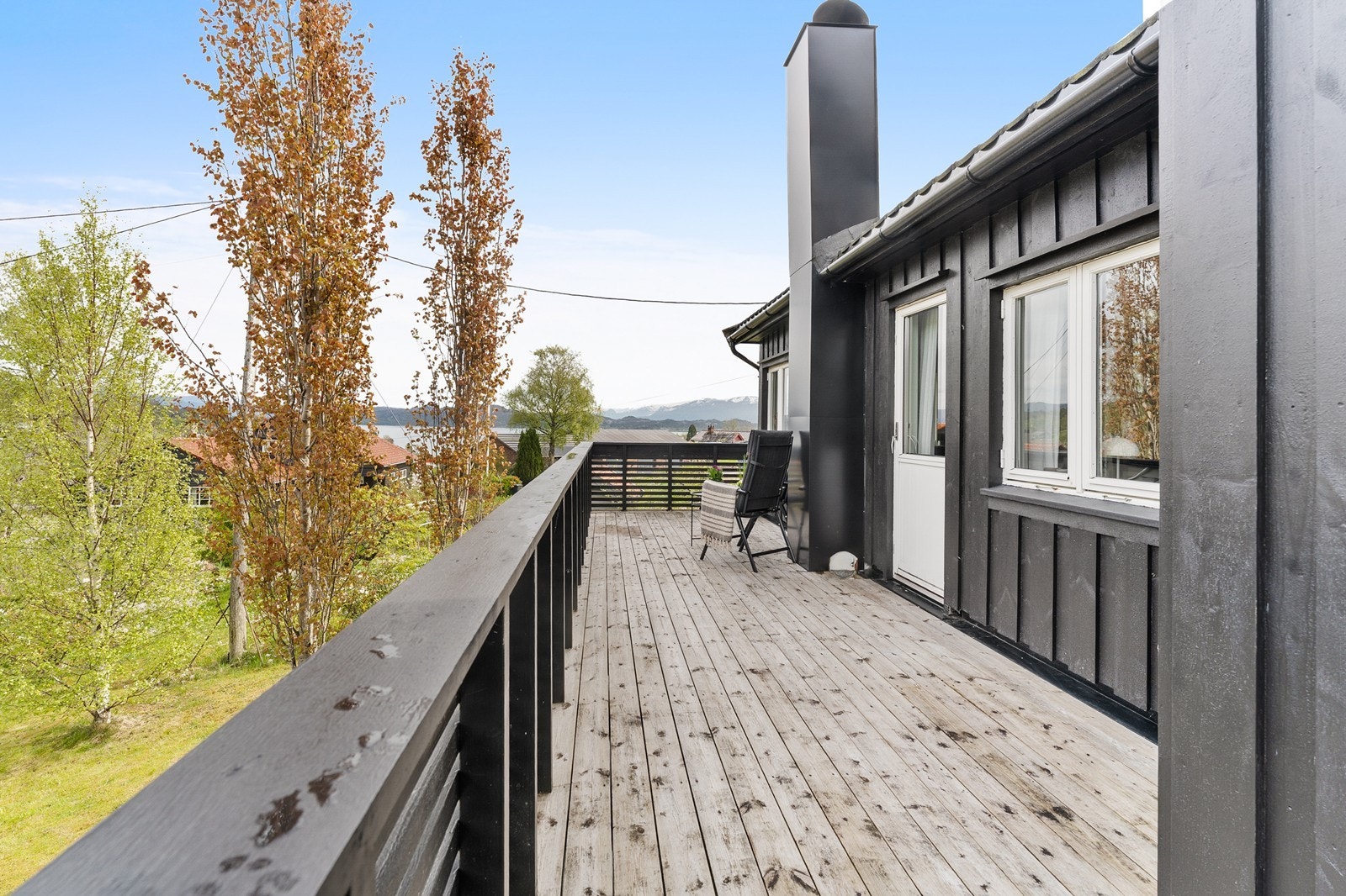 Fra stuen er det utgang til et hyggelig uteområde med god plass til møblering. Galleribilde