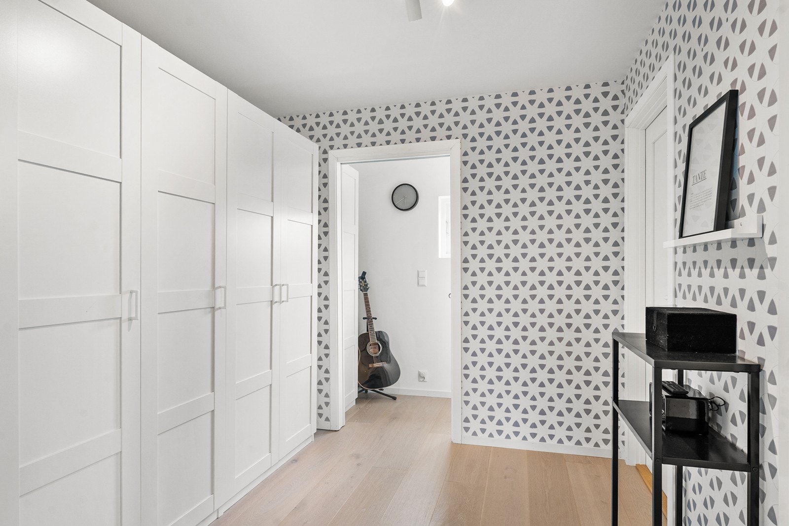 Romslig gang med rikelig oppbevaringsplass i garderobe. Galleribilde