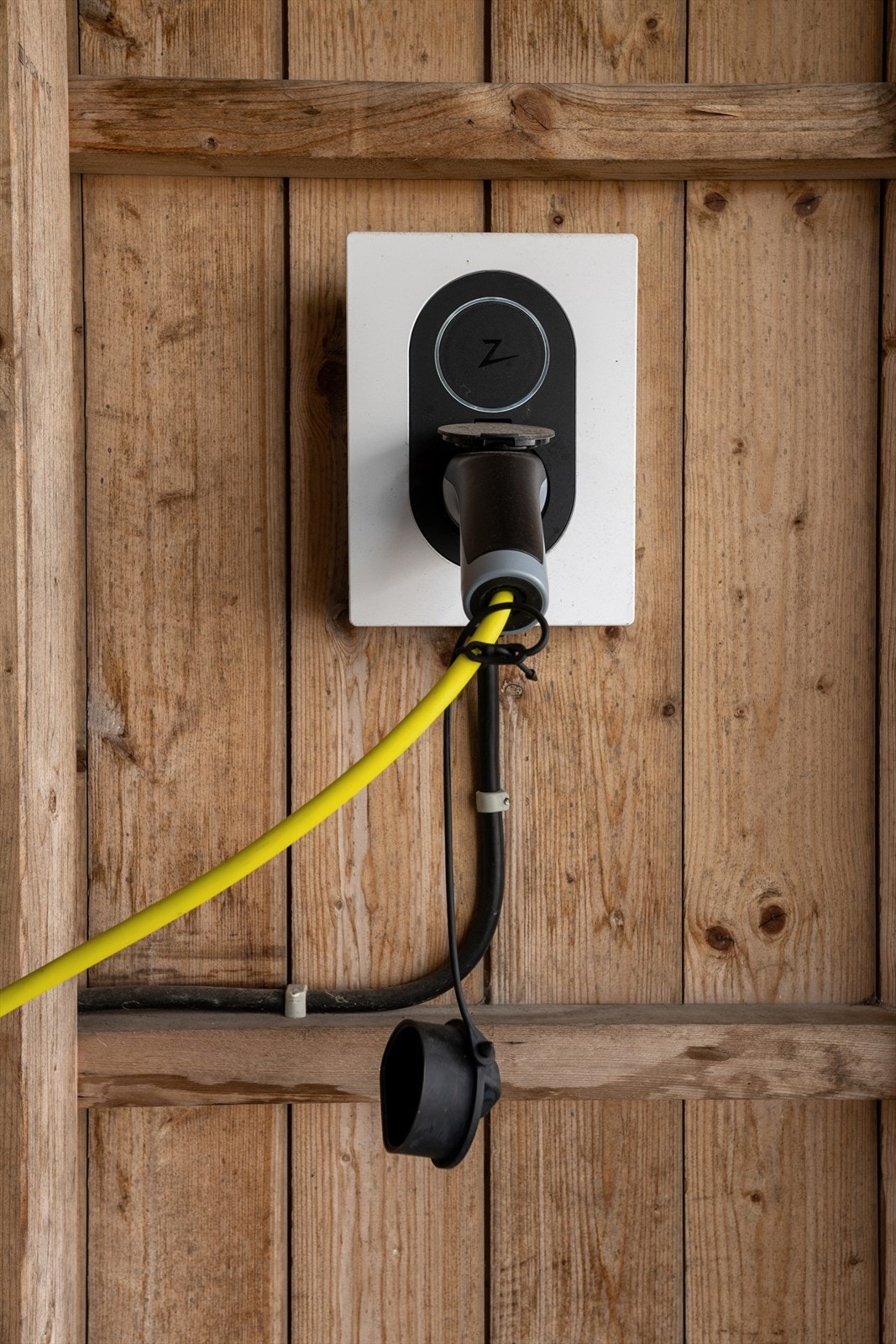 Det er installert elbillader i carporten. Galleribilde